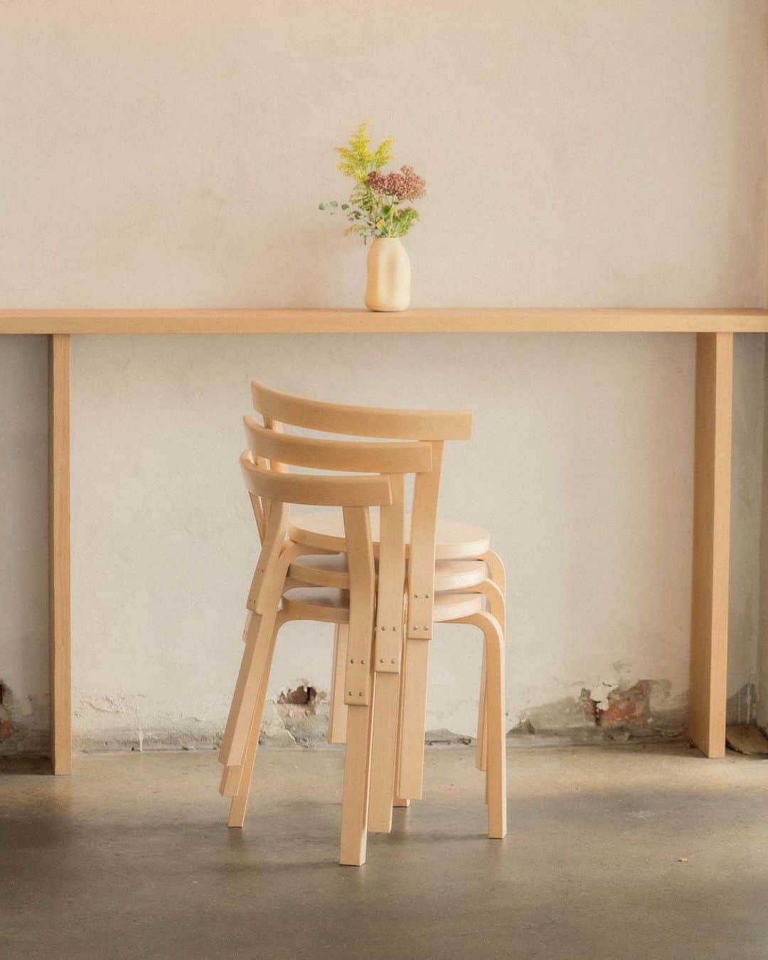 Artekのインスタグラム：「A stack of Chair 68 at @touristwinebar 🍷.⁠ ⁠ All credits for the image go to Tourist Wine bar. Thank you for sharing this beautiful shot.」