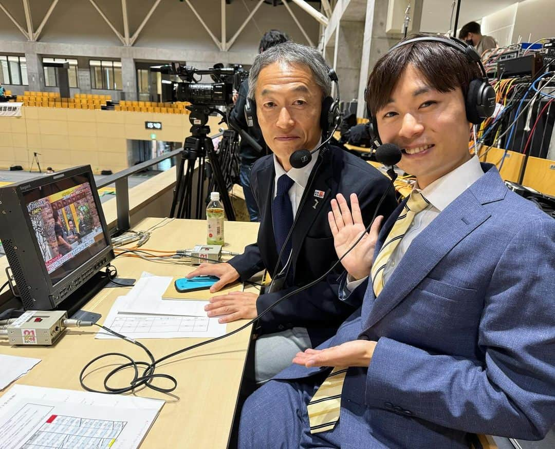 大石悠貴さんのインスタグラム写真 - (大石悠貴Instagram)「【バスケWC実況🏀】  高校バスケ冬の祭典、 「ウインターカップ2023新潟県予選会 男子決勝リーグ最終戦」 開志国際vs帝京長岡の一戦を実況しました🎙️ 解説は県バスケットボール協会ユース育成委員長の猪爪正和さん。  全国トップクラスの2校が優勝をかけて争った試合は 本当に目が離せないプレーの連続で、 実況しながら何度も鳥肌が立ちました😊  しのぎを削った両校は12月23日から始まる ウインターカップの全国大会にも出場します！ 新潟代表として戦う2校を是非みなさん応援してください！  ※試合の模様は以下のURLからYouTubeでご覧頂けます↓ https://www.youtube.com/live/5Z2Tec0zBD8?si=k79cN7SAZtZDHbgu  #高校バスケ #冬の祭典 #ウインターカップ #開志国際 #帝京長岡 #バスケットボール #実況 #アナウンサー #大石悠貴 #大角怜司 アナも #ベンチリポートで頑張っていたので #こっそり実況席から撮りました #両校の全国での活躍も期待しています☺️」11月3日 18時32分 - ux_oishi.yuki