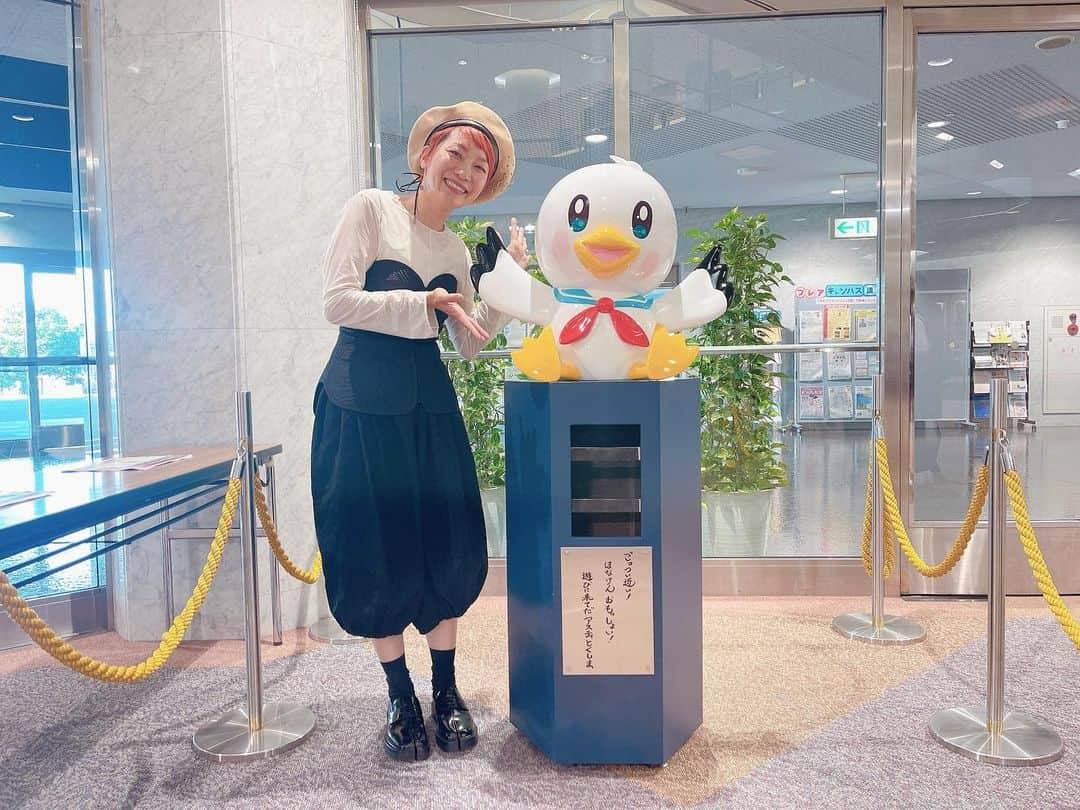 福岡晃子のインスタグラム：「本日はアスティとくしまにて、「秋の阿波おどり」のイベントに先立って、アスティとくしま開館30周年記念の除幕式にご招待されました。  なんと、この記念モニュメントのキャッチコピーを作らせていただきました(字綺麗じゃないのに直筆！🤯)  「ごっつい近い！ほなけんおもっしょい！遊びに来てだアスティとくしま」  観る側でも、演じる側でも思い出深いアスティとくしまの周年記念に、このような形で携われてほんまに嬉しいです。  ますますのご発展をお祈りしております🙏 秋の阿波おどりは明日もありますよ！遊びに来てだアスティとくしま☺️  #アスティとくしま  #開館30周年」