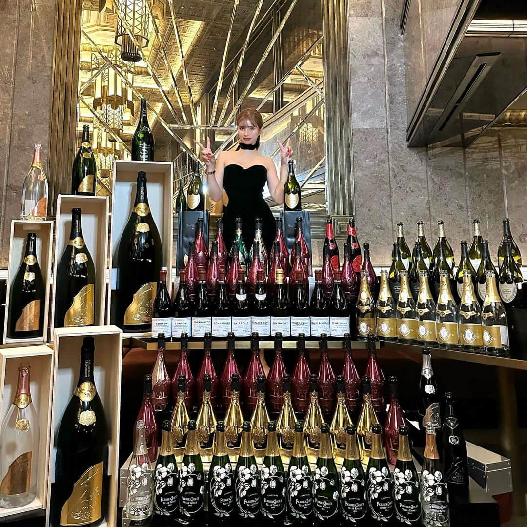 KIKOのインスタグラム：「10月度ファブリックグループ 全店舗で一位でした♡  グループレース1位 全店舗1位 ロマネコンプリートなど 一年以内にこれだけのイベントと記録を残す事ができて、 お付き合いいただいたお客様には感謝の気持ちでいっぱいです🥲忘られない輝かしい1年にして頂きました🙏  幸せなお誕生日を過ごせました🎂♫ ありがとうございました💫💕」