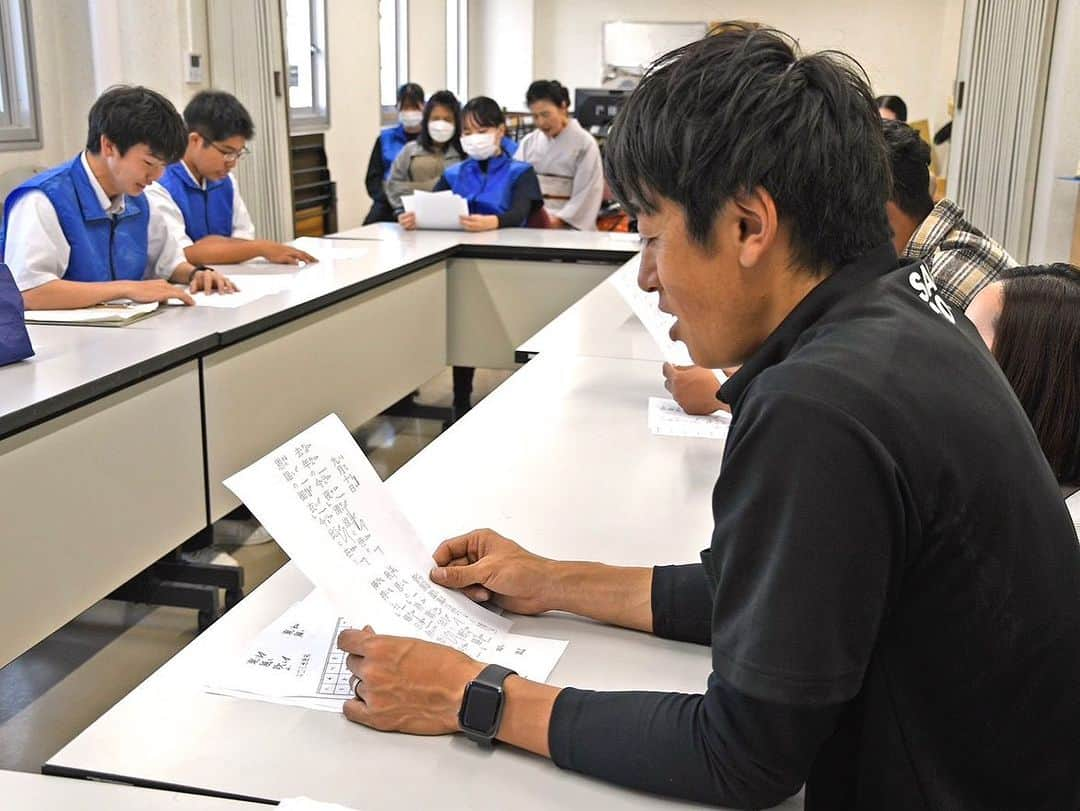 高橋義希さんのインスタグラム写真 - (高橋義希Instagram)「とすフェス 鳥栖市民文化祭  昨年に続き今年もとすフェスに参加させて頂きました。  お茶席でお茶を楽しみ 沢山の展示を鑑賞 体験コーナーでは吟詠体験  そして高橋義希とサッカーで遊ぼうでは本当に沢山のみなさんに参加して頂きました。 一緒にサッカーをして遊んでくれた皆さんはもちろん！ 色々とサポートしてくださった皆さん 本当にありがとうございました。 とても楽しい時間でした。  #鳥栖市 #鳥栖市民文化祭 #とすフェス #鳥栖市特命応援団長」11月3日 18時34分 - yoshikitakahashi14