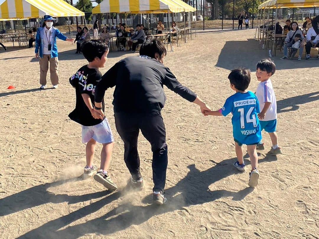 高橋義希さんのインスタグラム写真 - (高橋義希Instagram)「とすフェス 鳥栖市民文化祭  昨年に続き今年もとすフェスに参加させて頂きました。  お茶席でお茶を楽しみ 沢山の展示を鑑賞 体験コーナーでは吟詠体験  そして高橋義希とサッカーで遊ぼうでは本当に沢山のみなさんに参加して頂きました。 一緒にサッカーをして遊んでくれた皆さんはもちろん！ 色々とサポートしてくださった皆さん 本当にありがとうございました。 とても楽しい時間でした。  #鳥栖市 #鳥栖市民文化祭 #とすフェス #鳥栖市特命応援団長」11月3日 18時34分 - yoshikitakahashi14