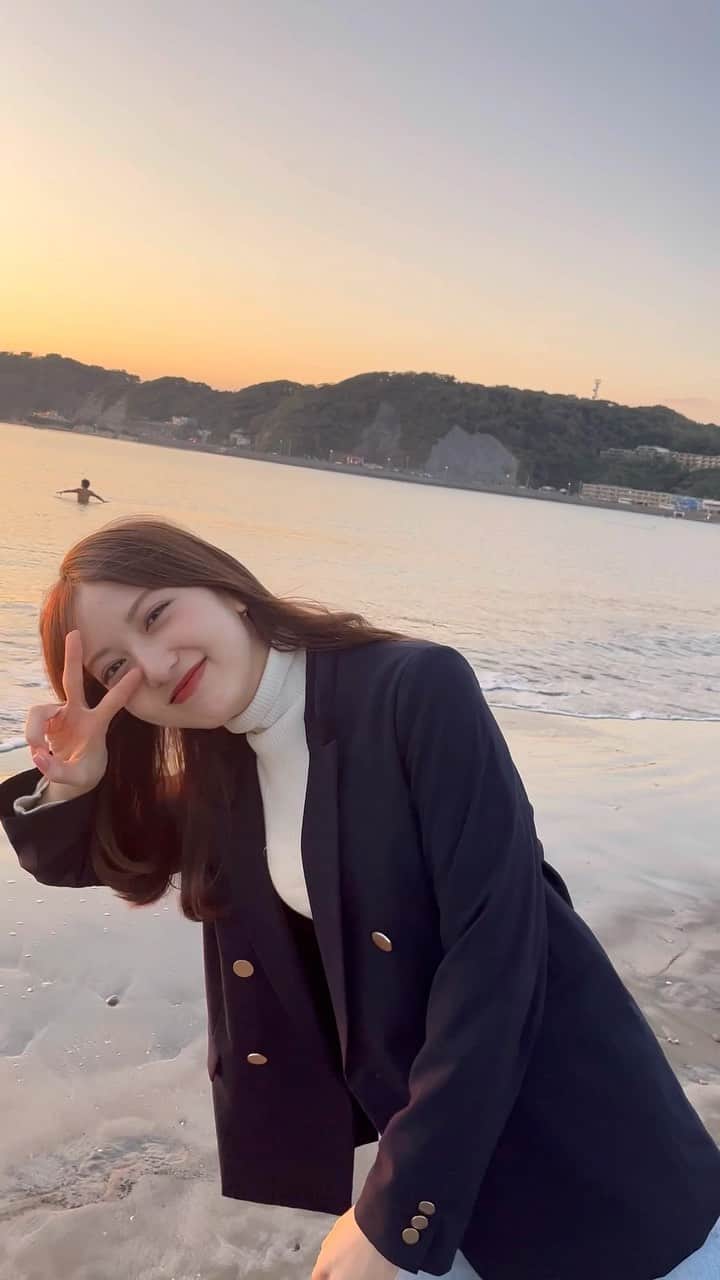 宮﨑葉苗のインスタグラム：「. おばあちゃんのお家に行く途中で海に寄り道😌♡  天気が良くて夕日が綺麗すぎた✨」