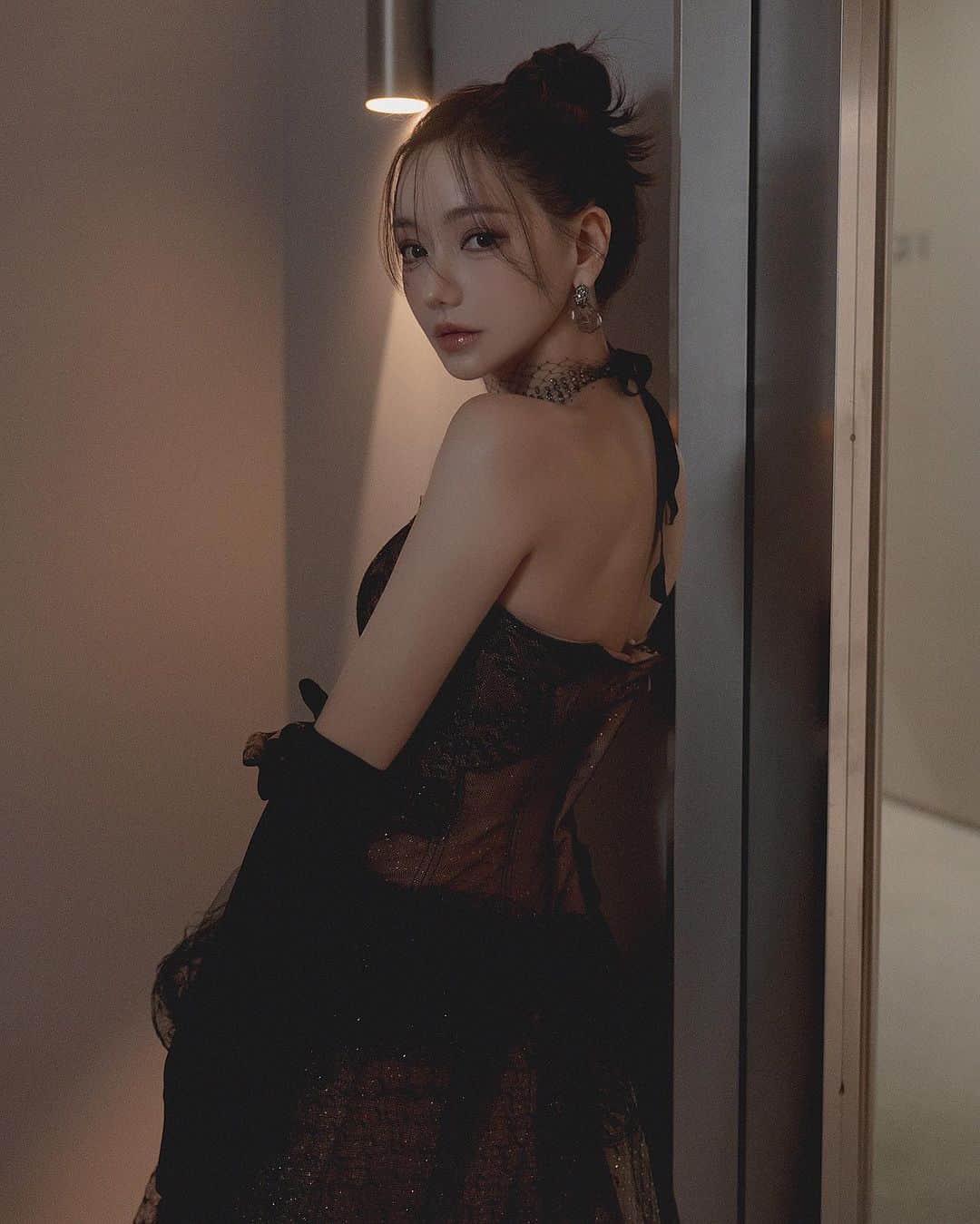 ソアのインスタグラム：「꼬신이는 이걸보고 신랑이 혹시 하데스냐고 했다 은비랑 수희 만나서 남부럽지 않게 하나하나 다 해보는듯🖤  @fridabridal_official  @abybom_eunbe  @abybom_suhee @_jongdae__  @mingkii_0」
