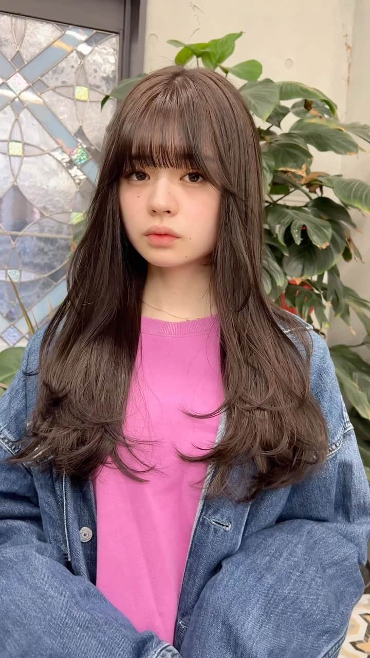 兼井遼のインスタグラム：「オリーブグレージュ＊  柔らかくほつれるヘア😌  ツヤのある 暗くても透明のある カラーならお任せください☺️  11月のご予約も まだまだお取りできます🙇🏻  ご質問などは コメントにてお問い合わせください！😌  #ケアカラー  #ヘアアレンジ  #ケアダブルカラー  #巻き方  #髪質改善カラー  #イルミナカラー  #ミルクティーベージュ #グレージュ  #ケアブリーチ  #ハイライトカラー  #ハイトーンカラー  #ブリーチ  #ダブルカラー   #インナーカラー  #オリーブアッシュ  #グラデーションカラー  #グレージュカラー  #ツヤトーン  #パーマ  #艶髪  #外国人風  #髪質改善トリートメント  #くびれヘア  #シースルーバング  #髪質改善  #ラベンダーグレージュ  #オリーブグレージュ  #トリートメント  #ヘアアクセサリー　#インナーハイライト」