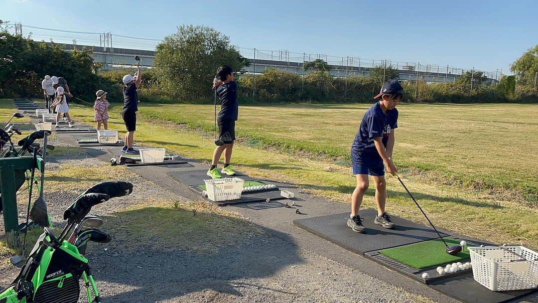 東尾理子のインスタグラム：「子どもたちを連れての練習場⛳️ 私の人生、ゴルフがなかったらどんなものだったか、想像もつかない。 そんなゴルフに恩返しをしたくて❤️ 大好きなゴルフの喜びを伝えたくて❤️  #ゴルフ #ジュニアゴルファー」