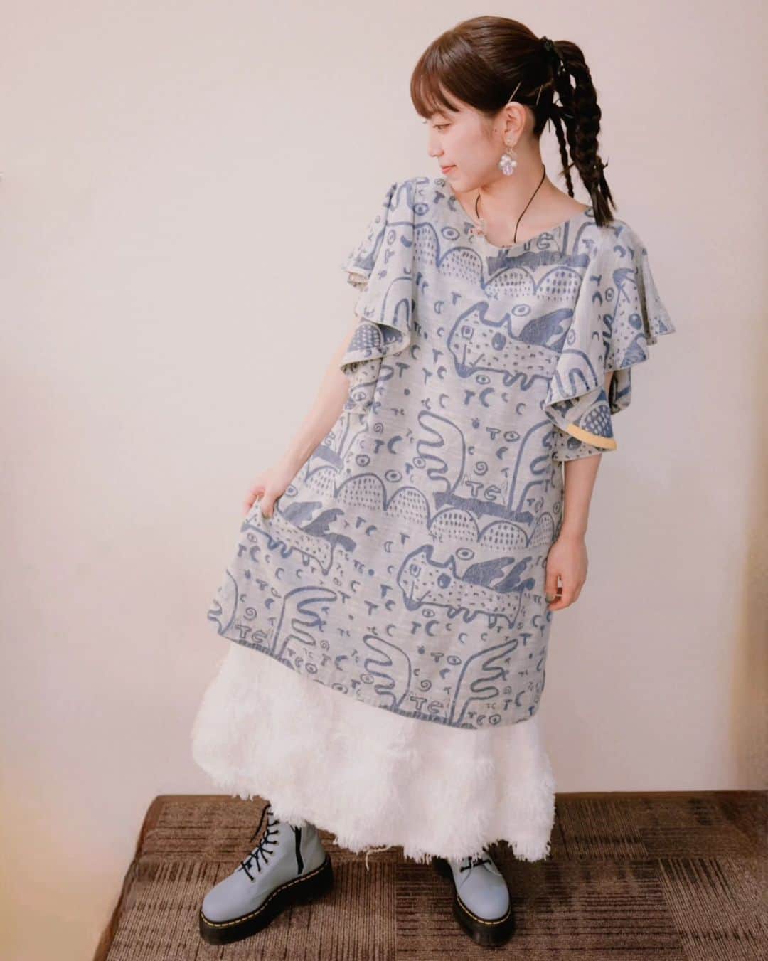 miwaのインスタグラム：「#宗像フェス 衣装🩵  ワンピース→ @tsumori_chisato スカート→ @thomas_magpie_official イヤリング→ @3me_accessories」