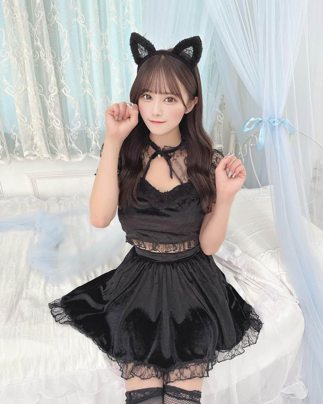 葉月沙耶のインスタグラム：「🐈‍⬛🖤  黒猫になったよーーー♡♡  この間やっと美容院行けて今回もちばちゃん @chibachaan_loa に可愛くしてもらいました‪っ ̫ -⸝⸝˘♡♡  @alba.hair @alba.yamazaki   髪質改善と前髪カットとカラーしてもらって綺麗‪‪❤︎‬  そして、中目黒にloa開店おめでとうございます✨ ちばちゃんにみんなも任せてみてね👶🏻🎀  カットもカラーもトリートメントも、そしてエクステも天才なので気になる人は連絡してみてね🕊  #髪の毛 #カラー #暗髪 #暗髪カラー #暗髪ロング #髪質改善 #髪質改善トリートメント #髪質改善縮毛矯正 #サラサラ #サラサラヘアー #トリートメント #エクステ #前髪カット #前髪カットがうまい美容室 #アイドルヘア #アイドル前髪 #シースルー #シースルーバング #ぱっつん #ぱっつん前髪 #シースルーぱっつん」