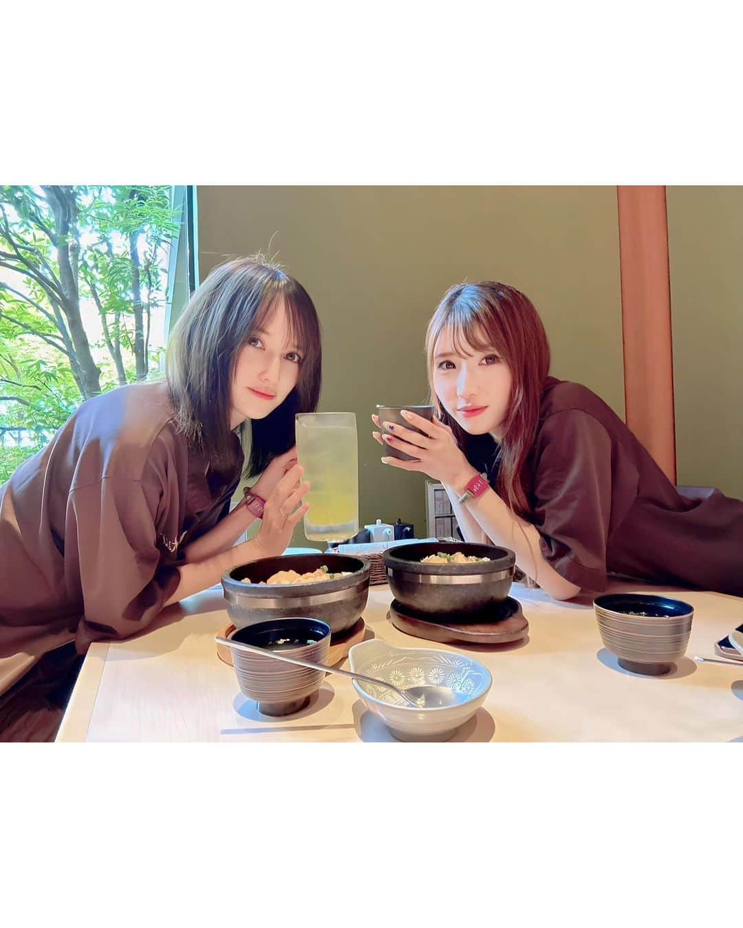 奥山絵里奈さんのインスタグラム写真 - (奥山絵里奈Instagram)「やっと話題の#東京染井温泉sakura ♨️ @tokyosomeionsen_sakura へ行けました〜🥹💓  ぽむ　@hystericm8n と一緒に✌️  巣鴨から徒歩6分という 都会の中にあるとは思えない 自然を感じる素敵な佇まいの建物✨  お風呂は種類が豊富で 色んなゾーンがあって広々として 長く楽しめる✨ そして 温泉はしっかり天然温泉♨️✨  サウナですが 広々としたサウナで 70度くらいの高過ぎない設定で とても居やすかった！  テレビも付いていて完璧！  あと水風呂も 深めで 立って入れるので 凄く入りやすかった✌️  ベンチもあって外気浴もしっかり出来ます！  温度が全てちょうど良くて サ活が捗りまくり！ 時間が許すなら 1日中居たかった笑  美味しいと話題のレストラン @someionsenrestaurant  ホルモン丼と#オロポ とデザートを 注文しました🎵  どれもボリューミーで とっても美味しかった〜✨  どのお料理もボリューミーなので コスパが良かったな🥹  そして最後に フェイシャルエステ💆🏻‍♀️ も受けてきました🥰  個室でゆっくり受けることが出来て なんと気持ち良過ぎて ほぼ爆睡🤣🤣  お肌もツルツル 身も心も満たされて あと爆笑も笑 最高の平日でした🤣  何もかも凄く良かった 東京染井温泉sakura！  アクセスも凄くいいし 疲れた時に日帰り旅行気分で 気軽に行けるので とてもオススメです！  〒170-0003 東京都豊島区駒込5-4-24 TEL: 03-5907-5566 営業時間 / 10:00～23:00（22:30受付終了）  入場は子供6歳以上からです！  平日 大人1540円 子供880円  休日 大人1760円 子供880円  @tokyosomeionsen_sakura @someionsenrestaurant @focus_corporation  #東京染井温泉sakura #東京温泉 #東京サウナ #温泉でリフレッシュ #サ活 #focustar #東京染井温泉 #巣鴨 #サクラ #sakura #サウナ #tokyoonsen #sakuraonsen #露天風呂 #温泉 #tokyotravel #ととのう#サウナー#サウナ女子#日帰り女子旅」11月3日 18時48分 - erinaokuyama