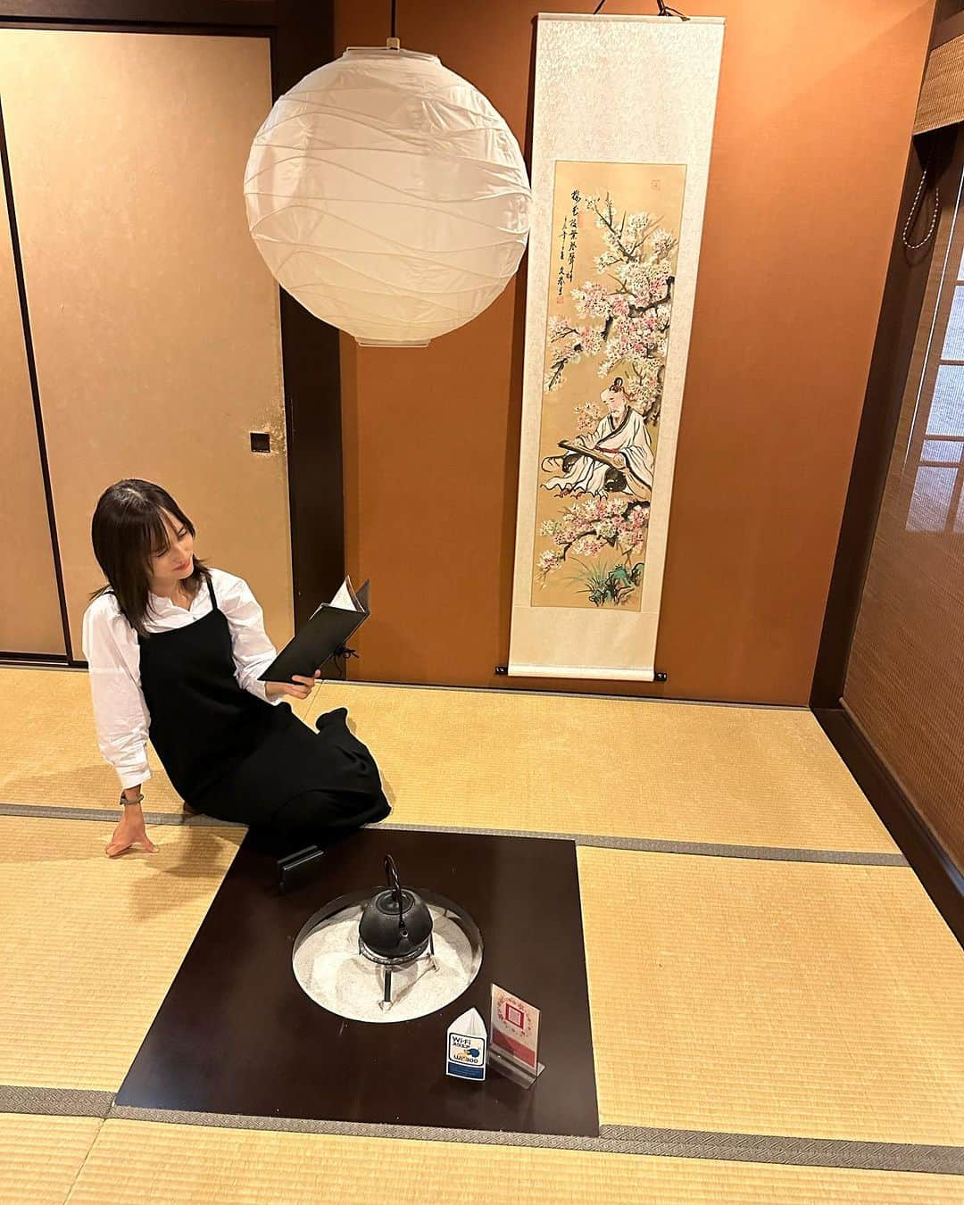 奥山絵里奈さんのインスタグラム写真 - (奥山絵里奈Instagram)「やっと話題の#東京染井温泉sakura ♨️ @tokyosomeionsen_sakura へ行けました〜🥹💓  ぽむ　@hystericm8n と一緒に✌️  巣鴨から徒歩6分という 都会の中にあるとは思えない 自然を感じる素敵な佇まいの建物✨  お風呂は種類が豊富で 色んなゾーンがあって広々として 長く楽しめる✨ そして 温泉はしっかり天然温泉♨️✨  サウナですが 広々としたサウナで 70度くらいの高過ぎない設定で とても居やすかった！  テレビも付いていて完璧！  あと水風呂も 深めで 立って入れるので 凄く入りやすかった✌️  ベンチもあって外気浴もしっかり出来ます！  温度が全てちょうど良くて サ活が捗りまくり！ 時間が許すなら 1日中居たかった笑  美味しいと話題のレストラン @someionsenrestaurant  ホルモン丼と#オロポ とデザートを 注文しました🎵  どれもボリューミーで とっても美味しかった〜✨  どのお料理もボリューミーなので コスパが良かったな🥹  そして最後に フェイシャルエステ💆🏻‍♀️ も受けてきました🥰  個室でゆっくり受けることが出来て なんと気持ち良過ぎて ほぼ爆睡🤣🤣  お肌もツルツル 身も心も満たされて あと爆笑も笑 最高の平日でした🤣  何もかも凄く良かった 東京染井温泉sakura！  アクセスも凄くいいし 疲れた時に日帰り旅行気分で 気軽に行けるので とてもオススメです！  〒170-0003 東京都豊島区駒込5-4-24 TEL: 03-5907-5566 営業時間 / 10:00～23:00（22:30受付終了）  入場は子供6歳以上からです！  平日 大人1540円 子供880円  休日 大人1760円 子供880円  @tokyosomeionsen_sakura @someionsenrestaurant @focus_corporation  #東京染井温泉sakura #東京温泉 #東京サウナ #温泉でリフレッシュ #サ活 #focustar #東京染井温泉 #巣鴨 #サクラ #sakura #サウナ #tokyoonsen #sakuraonsen #露天風呂 #温泉 #tokyotravel #ととのう#サウナー#サウナ女子#日帰り女子旅」11月3日 18時48分 - erinaokuyama