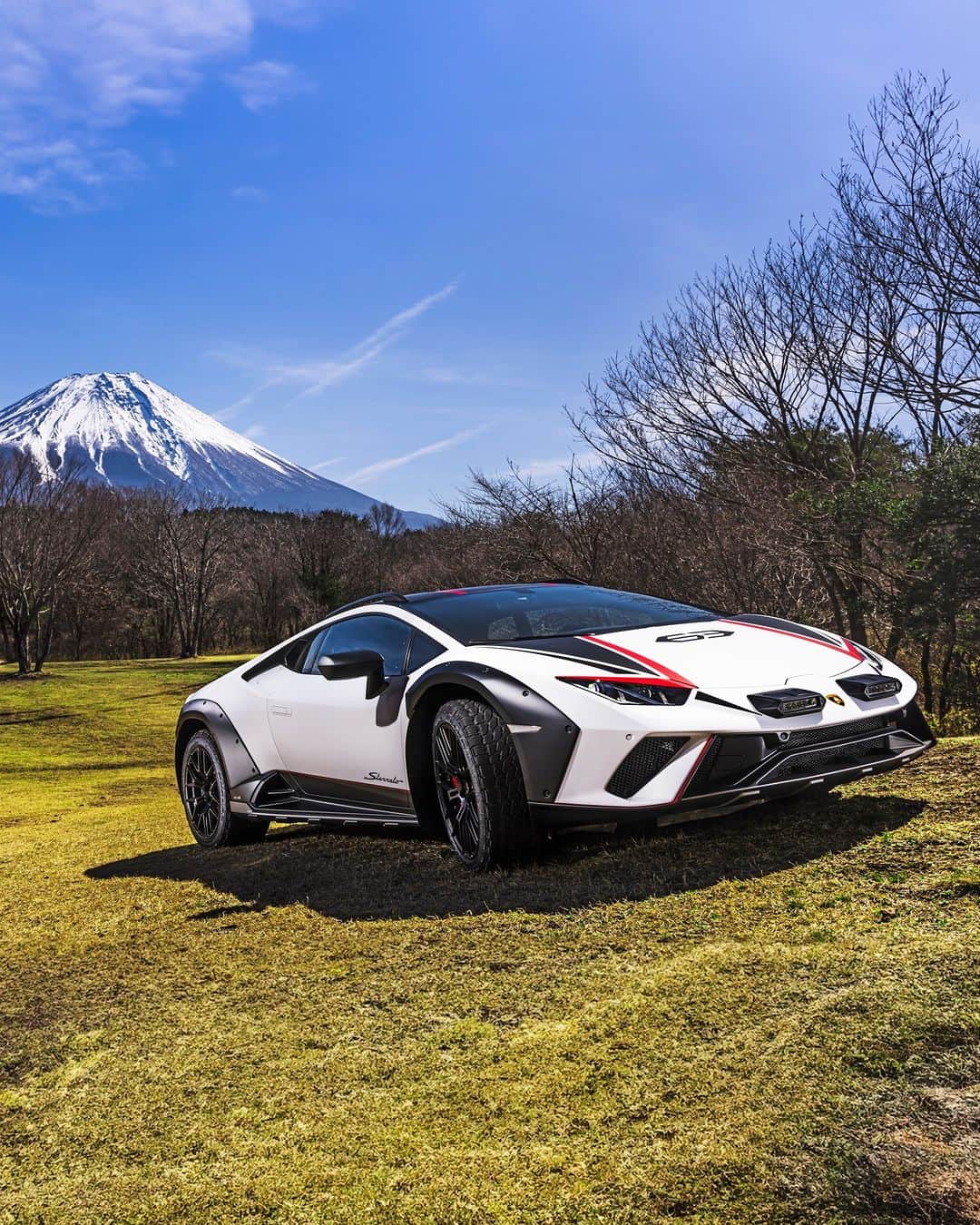 ランボルギーニさんのインスタグラム写真 - (ランボルギーニInstagram)「Where do your wildest dreams lead you? Today, Huracán Sterrato's fantastic routes took it all the way to the iconic slopes of Mount Fuji.   #Lamborghini #HuracanSterrato #BeyondTheConcrete  __ Huracán Sterrato: fuel consumption combined: 14,9 l/100km (WLTP); CO2-emissions combined: 337 g/km (WLTP)」11月3日 18時48分 - lamborghini