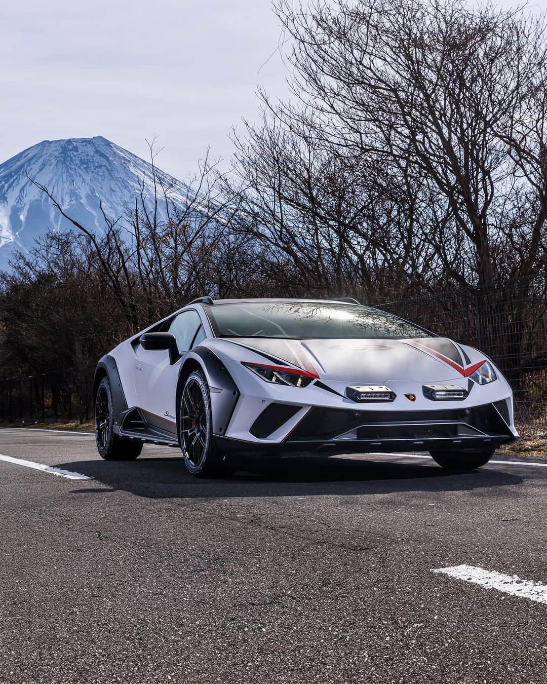 ランボルギーニのインスタグラム：「Where do your wildest dreams lead you? Today, Huracán Sterrato's fantastic routes took it all the way to the iconic slopes of Mount Fuji.   #Lamborghini #HuracanSterrato #BeyondTheConcrete  __ Huracán Sterrato: fuel consumption combined: 14,9 l/100km (WLTP); CO2-emissions combined: 337 g/km (WLTP)」