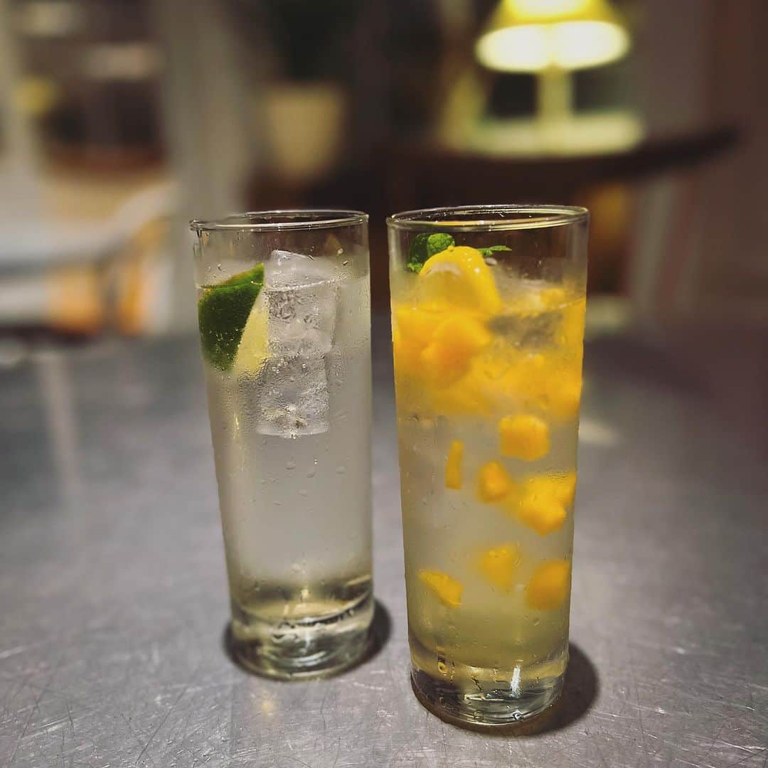 HOTEL EMANONのインスタグラム：「. . EMANON THE SOUL SHERE KITCHENでは  ビール/スパークリング 世界各地から取り揃えたワインリスト、 EMANON COKTAILS、 FRESH FRUITS SOURなど  女性でも飲みやすいドリンクも 豊富に取り揃えおります！  是非大切な方と 特別な日に、  ご来店お待ちしております！  #bar#tokyo#shibuya #渋谷#東京グルメ」