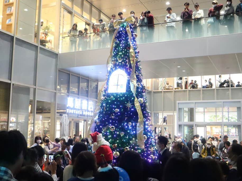 LECT レクトさんのインスタグラム写真 - (LECT レクトInstagram)「今年もこの季節がやってきましたね。 . 本日はクリスマスツリー点灯式を行いました。 スペシャルゲストを招いての点灯式でしたが、 楽しんでいただけたでしょうか？ . たくさんの方のご参加ありがとうございました！12/25までクリスマスイルミネーションを開催してますので、是非一度ご覧に来てください！🎄 . #lect #レクト #christmastree #christmas #クリスマスツリー #クリスマス #ツリー #冬 #クリスマスイルミネーション #イルミネーション #冬の楽しみ #今年もあと2ヶ月 #広島観光 #広島旅行 #ショッピングモール #広島市 #広島」11月3日 18時41分 - lect_hiroshima