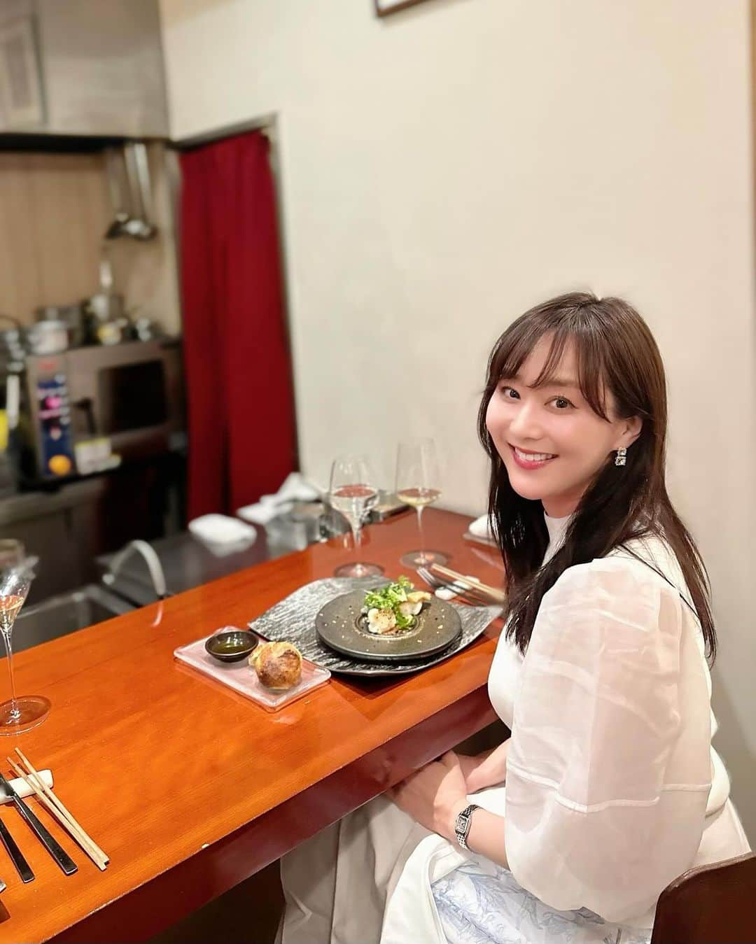 村上麻衣のインスタグラム：「美味しいもの🤤✨  名古屋の旧『うめもと』さん。  2枚目⇦🌽とうもろこしのスープ 焼きとうもろこしのアイスいり！ あったかいスープに冷たいアイス🍨 とうもろこしのお味がしっかりして美味しかった💛  5枚目⇦毛ガニの冷製パスタ 6枚目⇦ぱりぱりの鱗がついた甘鯛  シェフがお一人でやってる隠れ家のようなお店でしたが、 私の投稿が遅れてるうちに（いつものこと） 割烹うめもとさんに変わっちゃうみたい😅  せっかくなので載せときます。 ごちそうさまでした🩷  #美味しい#名古屋グルメ #名古屋 #名古屋ディナー」