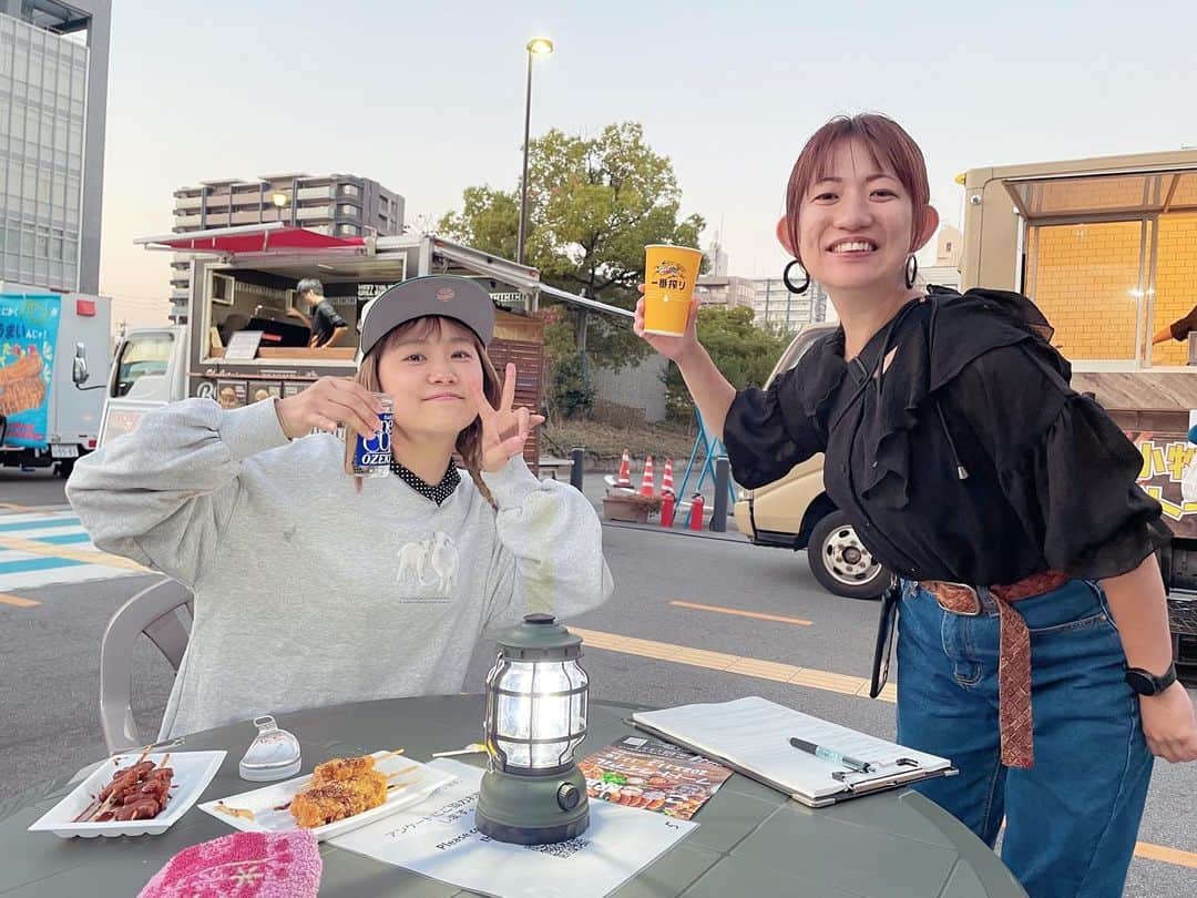 右手愛美のインスタグラム：「今日から11/12まで小牧駅の西側でフードトライアルというイベントやってるそうです🍻 • わたしは熱燗におでん、串カツ、どて煮、唐揚げ、ハンバーガーを食べました😋🍶✨キッチンカーってテンション上がりますね❕ • わたしはお友達のまおちゃんにも会えて嬉しかったし、子供たちも初めて出会った女の子にシャボン玉を借りて楽しそうだし、母は父に唐揚げ弁当買えたし！笑 とにかく一石三鳥なイベントでした🎶小牧もっと賑わったら嬉しいなぁ😆💕 #小牧イベント #小牧駅 #キッチンカー #まだまだあった #次はデザートも食べたい」