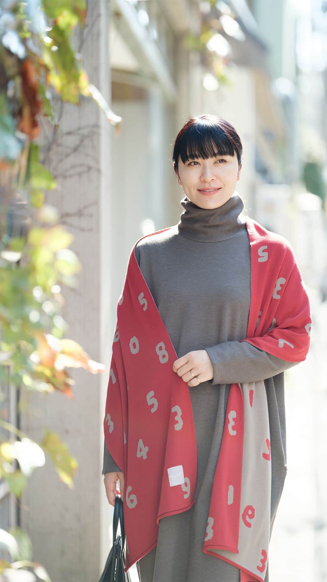 のインスタグラム：「SO-SU-Uのジャカードマフラー - - - - - - - - - - - - SOU・SOU Yousou.のご予約アイテムに登場した、「SO-SU-U」の数字柄が可愛い、マフラー。程よく薄手な生地感は、ストールのように肩にかけても使えるアイテムです。  さらりとなめらかで柔らかく、ずっと触っていたくなる肌触り。首に巻くのも気持ち良いですよ◎  色は全部で4色。ジャカード生地なので、色が反転しアレンジ次第で雰囲気が変わります。冬のコーディネートに取り入れてみてくださいね（ハルナ）  #sousou #sousoukyoto #sousoustyle #sousou_kabukimono #冬 #冬服 #冬コーデ #冬服コーデ #大人コーデ #京都 #京都観光 #kyoto #着物 #和装 #和装コーデ #日々の暮らし #暮らしを楽しむ #暮らし #小物 #マフラー」