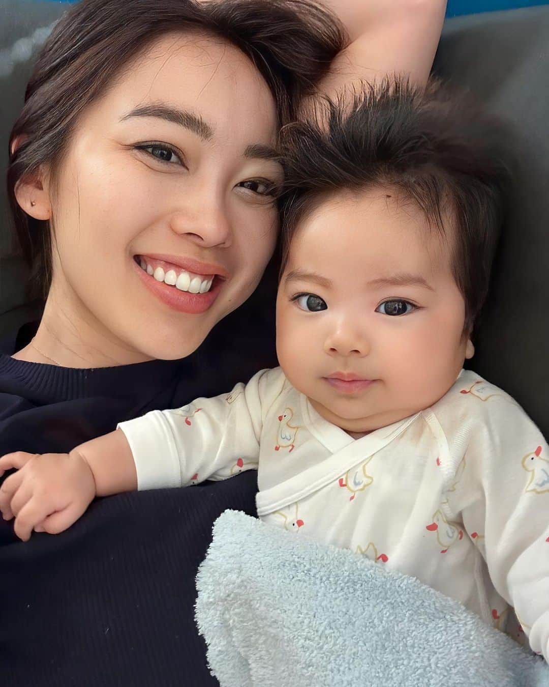 吉井絵梨子さんのインスタグラム写真 - (吉井絵梨子Instagram)「ママ似？パパ似？  #2monthsold #babygirl  #mamalife #3kidsmama  #2ヶ月ベビー #แม่ #ที่รัก」11月3日 18時47分 - supermamaeriko