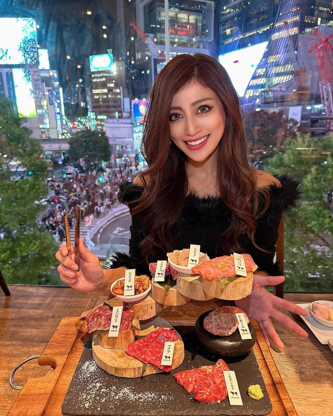 YURIKAのインスタグラム：「🐮🐝  📍渋谷『USHIHACHI』 @ushihachi  立地が良くて渋谷駅の出口からすぐで 渋谷のスクランブル交差点を眺めながら 焼肉をいただけるお店✨  ・USHIHACHI一頭盛り 8部位の盛り合わせで見た目もインパクト大❣️ 昨日は三角バラ、上ミノ、リブロース、シマチョウ、上ハラミ、マクラ、トモサンカク、和牛網つくね🥩  いろんな部位の食べ比べができて どれも肉厚で美味しかった😋  サーロインは肉厚に一口サイズにカットされ 霜降りでとてもジューシー💓  ショートリブはネギだれで味付けしてあって こちらも噛むたびに肉汁がじゅわっと広がります🤤  こちらお肉だけでなく サイドメニューも美味しくて 冷麺とホームメイドプリン絶品でした💖  つるつるしこしこの冷麺は みぞれ状になったお出汁がしっかり効いていて めっちゃ好みの味😍😍😍  そしてホームメイドプリンは 口当たりまろやかでバニラビーンズの入ったプリンに カラメルは自分で量調整できるの✨ 買って帰りたいレベルで美味しかった🍮💞  【頼んだもの】 ・チョレギサラダ ・USHIHACHI一頭盛り ・サーロイン ・ショートリブ ・トウガラシ ・冷麺ハーフ ・絹ごしホームメイドプリン  渋谷でカジュアルに 焼肉を楽しみたい方におすすめです💖  #pr #ushihachi #渋谷焼肉 #渋谷グルメ #渋谷ディナー #焼肉ディナー #東京焼肉 #渋谷 #Shibuya #yakiniku #foodie #japanesefood #食べログ」