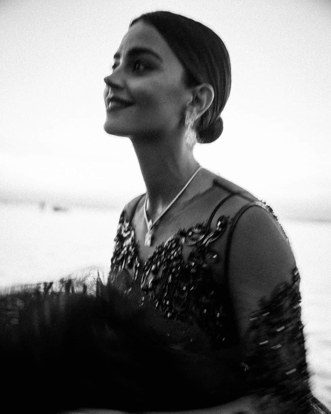 Armani Beautyさんのインスタグラム写真 - (Armani BeautyInstagram)「Holiday glam. @jenna_coleman_ uses the radiant LUMINOUS SILK GLOW FUSION FACE POWDER and a Holiday red LIP POWER to create a glowing and glamorous look.  #Armanibeauty #LuminousSilk #JennaColeman #HolidayMakeup」11月6日 2時00分 - armanibeauty