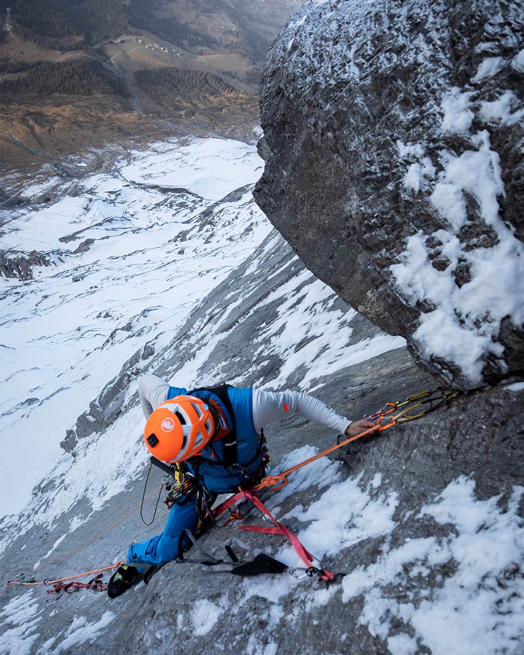 Mammutさんのインスタグラム写真 - (MammutInstagram)「The mighty Eiger North Face ⛰️  The three alpinists @stephansiegrist, Thomas and Alexander Huber are tackling a new route in the north face of the Eiger.   It is a route into the unknown, and they dedicate it to their deceased mountaineering friends who have fallen: "In Memoriam."  Tune in on Swiss television channel SRF 1 tonight at 9 pm CET to watch the whole documentary.   @srfschweizerradioundfernsehen @thomas_huberbuam @alexander_huberbuam」11月3日 18時50分 - mammut_swiss1862