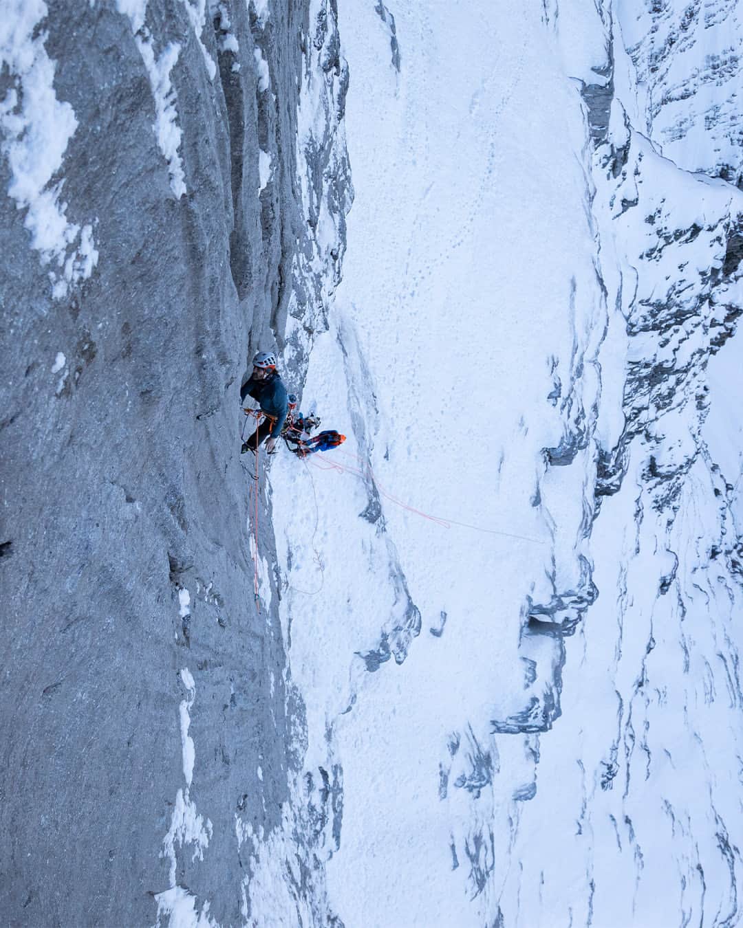 Mammutのインスタグラム：「The mighty Eiger North Face ⛰️  The three alpinists @stephansiegrist, Thomas and Alexander Huber are tackling a new route in the north face of the Eiger.   It is a route into the unknown, and they dedicate it to their deceased mountaineering friends who have fallen: "In Memoriam."  Tune in on Swiss television channel SRF 1 tonight at 9 pm CET to watch the whole documentary.   @srfschweizerradioundfernsehen @thomas_huberbuam @alexander_huberbuam」