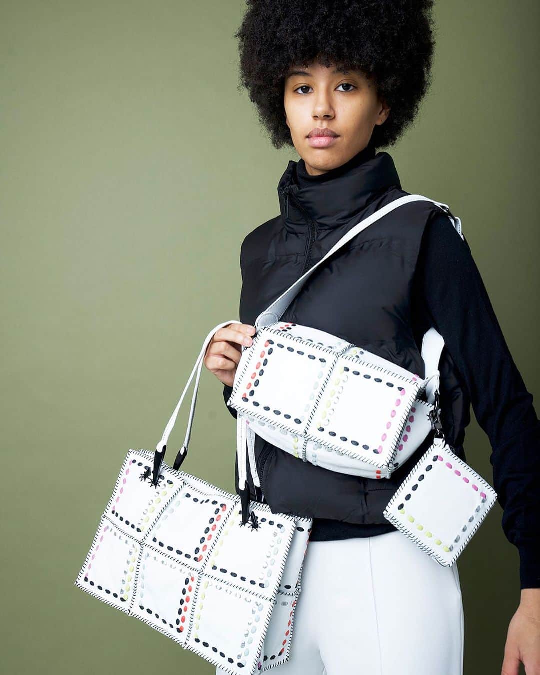 ジャマンピュエッシュのインスタグラム：「A white bag with a colorful but subtle pattern can give any outfit a cool overhaul. #jaminpuech #jonubag #uniquebag #winterwhiteleather #multicolorlace」