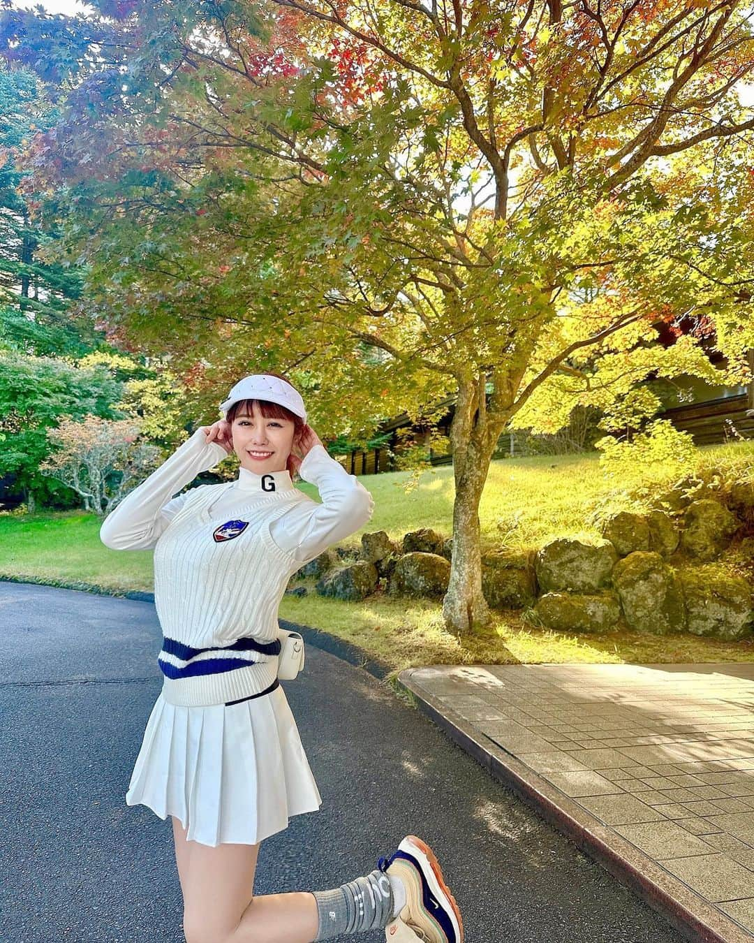 日向カンナさんのインスタグラム写真 - (日向カンナInstagram)「初めてのゴルフ遠征へ⛳️軽井沢はもう紅葉がやってきてましたね〜🍁朝は10℃以下でぶるぶるでしたが、お昼は気持ちいい〜秋が1番好きです！そして、軽井沢の朝ごはんといえば「みくりや」さん。（私は初めて知りました🤭） 朝7時半に行ってきましたが、もう数組待ち。。人気だぁ！ ゴルフ前にあったか〜い優しい朝ごはんを食べて、パワーをいただきました🌼  ゴルフで繋がれる方が最近は増えてきたので、ラウンドもお誘いいただけることも増え嬉しいかぎりです✨✨（まだまだぺーぺーなので、ドキドキですが！） 今月はお仕事にも誘っていただけて、いつどこに出逢いがあるか不思議な人生です☺️ありがたや。  そして、とうとうゴルフを始めて1年が経ちました… この日のスコアは…なんと！100ぴったり❗️ 100の壁、恐るべし！！もう一息。 スイングはやはり、ラウンドに出ると練習通りにはいかないけれど、お仕事の合間に時間を作って教わったことを反復練習するぞ〜😊✨✨  そんないつも私が練習している、六本木カントリーゴルフクラブにて、ゴルフオフ会&シュミレーションゲームを11/25に開催します⛳️✨✨ ゴルフをやられてる方、インスタで繋がってくれている方、やっと逢える方いらっしゃるのかなぁ？ ドキドキだけど、皆さんとゴルフを通じて一緒に楽しめる企画沢山考えますね🫶🏻（予約先はお待ちを！）  皆さん、遊びに来てくれますか！？  #軽井沢 #ゴルフ女子 #ゴルフ #ゴルフコーデ #ゴルフウェア #ゴルフ初心者 #ゴルフスイング #ゴルフ練習 #ゴルフ好き #ゴルフ仲間募集 #ゴルフ練習場 #ゴルフレッスン  #インフルエンサー #ゴルフファッション #スポーツ女子 #大人女子 #ゴルフ好きな人と繋がりたい #休日の過ごし方 #趣味の時間 #癒しの時間 #원스 #데일리패션  #소통 #데일리룩 #일상  #japanease #좋아요」11月3日 18時51分 - kanna_hinata