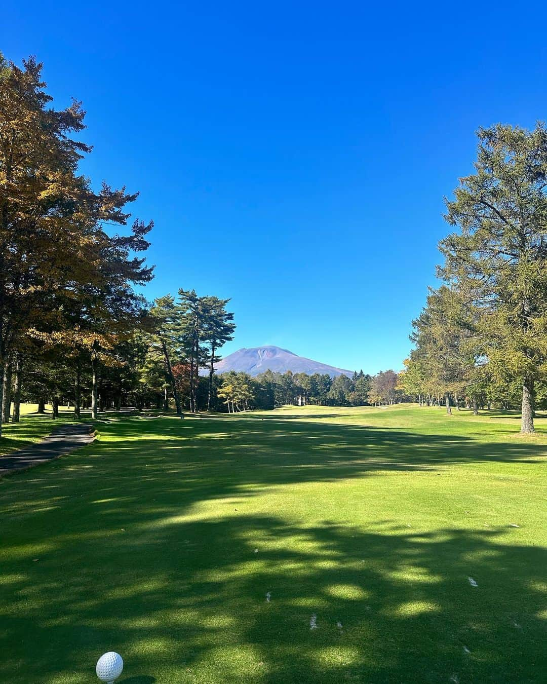 日向カンナさんのインスタグラム写真 - (日向カンナInstagram)「初めてのゴルフ遠征へ⛳️軽井沢はもう紅葉がやってきてましたね〜🍁朝は10℃以下でぶるぶるでしたが、お昼は気持ちいい〜秋が1番好きです！そして、軽井沢の朝ごはんといえば「みくりや」さん。（私は初めて知りました🤭） 朝7時半に行ってきましたが、もう数組待ち。。人気だぁ！ ゴルフ前にあったか〜い優しい朝ごはんを食べて、パワーをいただきました🌼  ゴルフで繋がれる方が最近は増えてきたので、ラウンドもお誘いいただけることも増え嬉しいかぎりです✨✨（まだまだぺーぺーなので、ドキドキですが！） 今月はお仕事にも誘っていただけて、いつどこに出逢いがあるか不思議な人生です☺️ありがたや。  そして、とうとうゴルフを始めて1年が経ちました… この日のスコアは…なんと！100ぴったり❗️ 100の壁、恐るべし！！もう一息。 スイングはやはり、ラウンドに出ると練習通りにはいかないけれど、お仕事の合間に時間を作って教わったことを反復練習するぞ〜😊✨✨  そんないつも私が練習している、六本木カントリーゴルフクラブにて、ゴルフオフ会&シュミレーションゲームを11/25に開催します⛳️✨✨ ゴルフをやられてる方、インスタで繋がってくれている方、やっと逢える方いらっしゃるのかなぁ？ ドキドキだけど、皆さんとゴルフを通じて一緒に楽しめる企画沢山考えますね🫶🏻（予約先はお待ちを！）  皆さん、遊びに来てくれますか！？  #軽井沢 #ゴルフ女子 #ゴルフ #ゴルフコーデ #ゴルフウェア #ゴルフ初心者 #ゴルフスイング #ゴルフ練習 #ゴルフ好き #ゴルフ仲間募集 #ゴルフ練習場 #ゴルフレッスン  #インフルエンサー #ゴルフファッション #スポーツ女子 #大人女子 #ゴルフ好きな人と繋がりたい #休日の過ごし方 #趣味の時間 #癒しの時間 #원스 #데일리패션  #소통 #데일리룩 #일상  #japanease #좋아요」11月3日 18時51分 - kanna_hinata