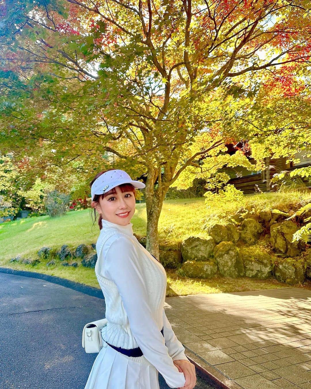 日向カンナのインスタグラム：「初めてのゴルフ遠征へ⛳️軽井沢はもう紅葉がやってきてましたね〜🍁朝は10℃以下でぶるぶるでしたが、お昼は気持ちいい〜秋が1番好きです！そして、軽井沢の朝ごはんといえば「みくりや」さん。（私は初めて知りました🤭） 朝7時半に行ってきましたが、もう数組待ち。。人気だぁ！ ゴルフ前にあったか〜い優しい朝ごはんを食べて、パワーをいただきました🌼  ゴルフで繋がれる方が最近は増えてきたので、ラウンドもお誘いいただけることも増え嬉しいかぎりです✨✨（まだまだぺーぺーなので、ドキドキですが！） 今月はお仕事にも誘っていただけて、いつどこに出逢いがあるか不思議な人生です☺️ありがたや。  そして、とうとうゴルフを始めて1年が経ちました… この日のスコアは…なんと！100ぴったり❗️ 100の壁、恐るべし！！もう一息。 スイングはやはり、ラウンドに出ると練習通りにはいかないけれど、お仕事の合間に時間を作って教わったことを反復練習するぞ〜😊✨✨  そんないつも私が練習している、六本木カントリーゴルフクラブにて、ゴルフオフ会&シュミレーションゲームを11/25に開催します⛳️✨✨ ゴルフをやられてる方、インスタで繋がってくれている方、やっと逢える方いらっしゃるのかなぁ？ ドキドキだけど、皆さんとゴルフを通じて一緒に楽しめる企画沢山考えますね🫶🏻（予約先はお待ちを！）  皆さん、遊びに来てくれますか！？  #軽井沢 #ゴルフ女子 #ゴルフ #ゴルフコーデ #ゴルフウェア #ゴルフ初心者 #ゴルフスイング #ゴルフ練習 #ゴルフ好き #ゴルフ仲間募集 #ゴルフ練習場 #ゴルフレッスン  #インフルエンサー #ゴルフファッション #スポーツ女子 #大人女子 #ゴルフ好きな人と繋がりたい #休日の過ごし方 #趣味の時間 #癒しの時間 #원스 #데일리패션  #소통 #데일리룩 #일상  #japanease #좋아요」