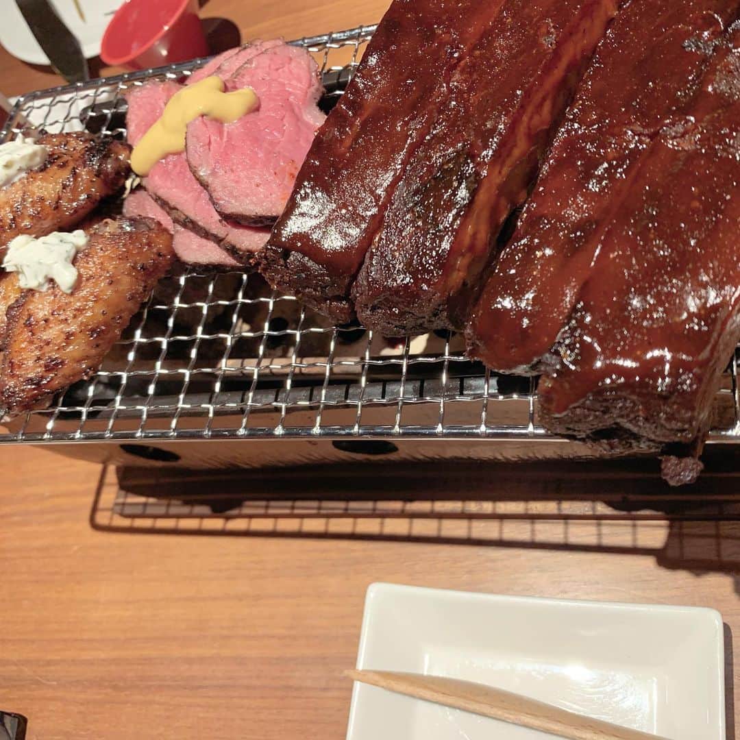 加藤千恵さんのインスタグラム写真 - (加藤千恵Instagram)「いつかの肉、というかアフタヌーンティー！　まさかのお肉がテーマなもの。そして一口食べて驚くほど、味のクオリティが高い……。今まで行ったアフタヌーンティーの中で、一番おいしかった気がする。トリュフバーガーなんかもあった。もはやお茶が添え物的になってたけど、そっちもおいしかったです。」11月3日 18時52分 - katochie1110