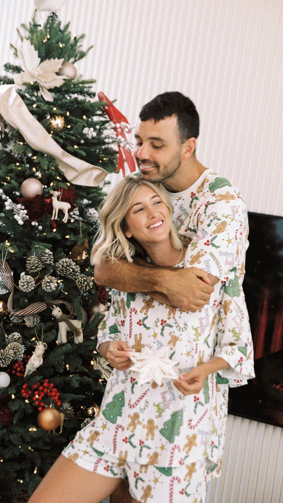 エリー・バレンのインスタグラム：「JOLLY PYJAMAS FOR THE WHOLE FAMILY ~ Now that Halloween is out of the way, it’s time to get into the festive season🎄 our bamboo + organic cotton pyjamas in the cutest Christmas print this season 🤭  launching this Wednesday the 8th of November at 6pm AEST, see you there!  #christmas #pyjamas #christmaspyjamas」