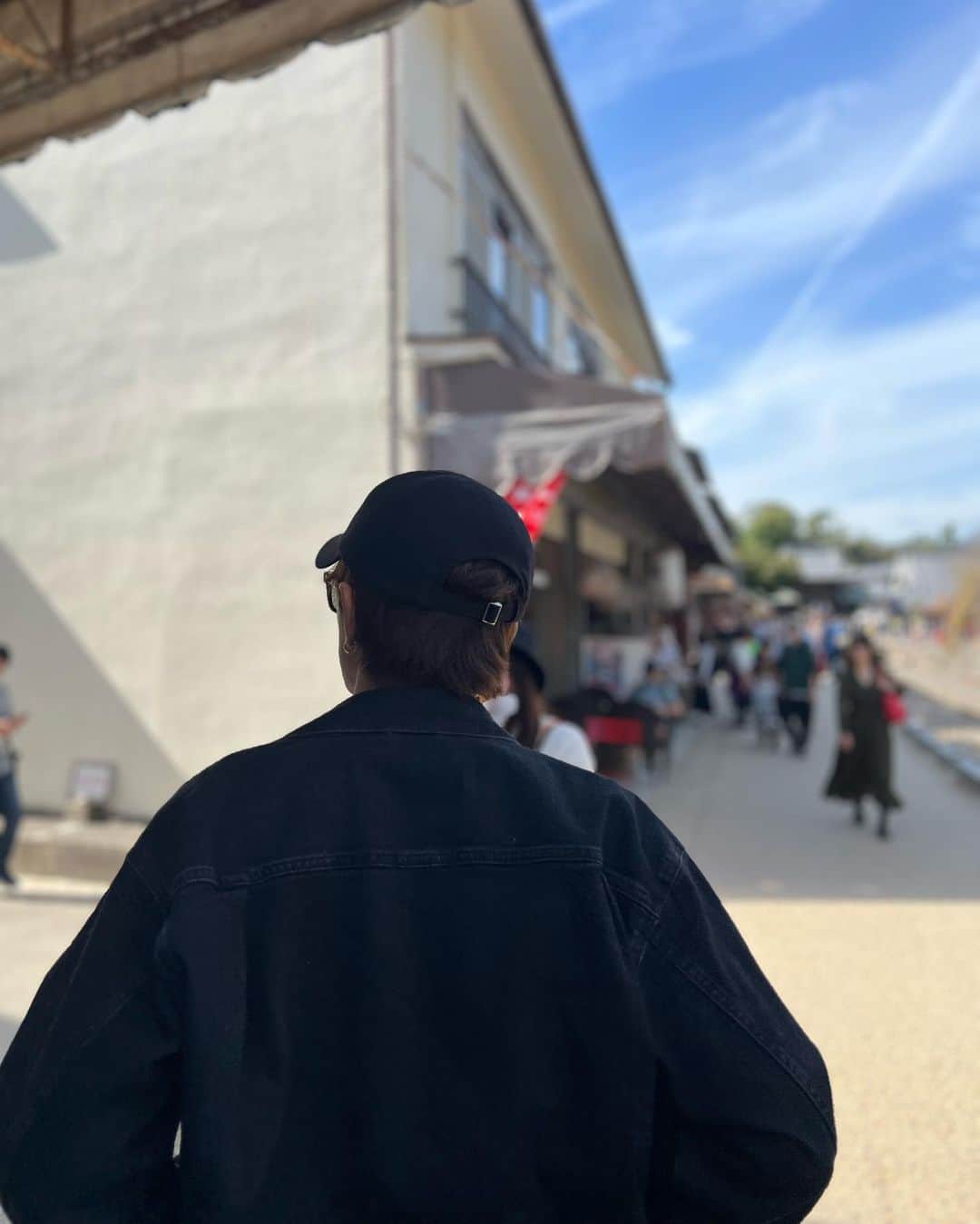 大倉士門さんのインスタグラム写真 - (大倉士門Instagram)「広島で食べ歩きしました。 座ってるのもありますが確実に食べ歩き。 飛行してるのもありますが確実に食べ歩き。 宮島大好き。なんか京都感あるもん！⛩️💕」11月3日 18時53分 - shimonsmile