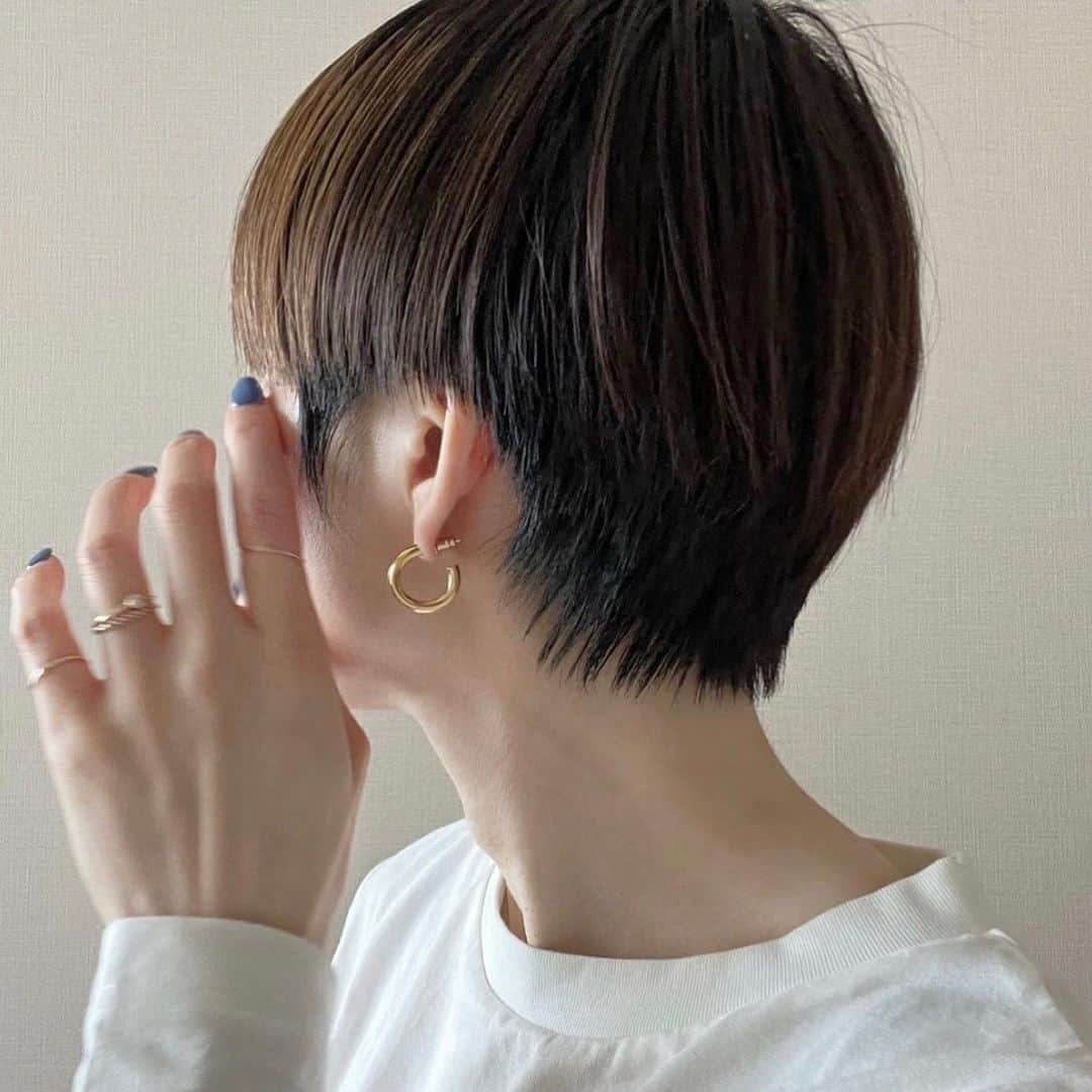 坪田めぐみさんのインスタグラム写真 - (坪田めぐみInstagram)「・ ✂︎後1ヶ月 だいぶ襟足や前髪が伸びてきました。 色がいい感じに落ちてきて 前髪部分と後頭部との色の差が かなりわかるようになってきて嬉しい。 切りに行こうかもう少し待つか悩みどこ。  新しいピアスを新調しました👂 @aletta_jewelry_official さんの オールドフープピアス　M ぽってりボリュームのあるフープピアスが好きで よく似た物を持っていたけど留め具が壊れてしまったので 今回はキャッチのあるタイプにしました。 ・ ・ ・ ・ ・ ・ #aletta_jewelry_official #accessory #ピアス #フープピアス #ショートヘア #マッシュショート #マッシュ #マッシュ女子 #ハンサムショート #ハンサムショート女子」11月3日 18時55分 - meg1006t