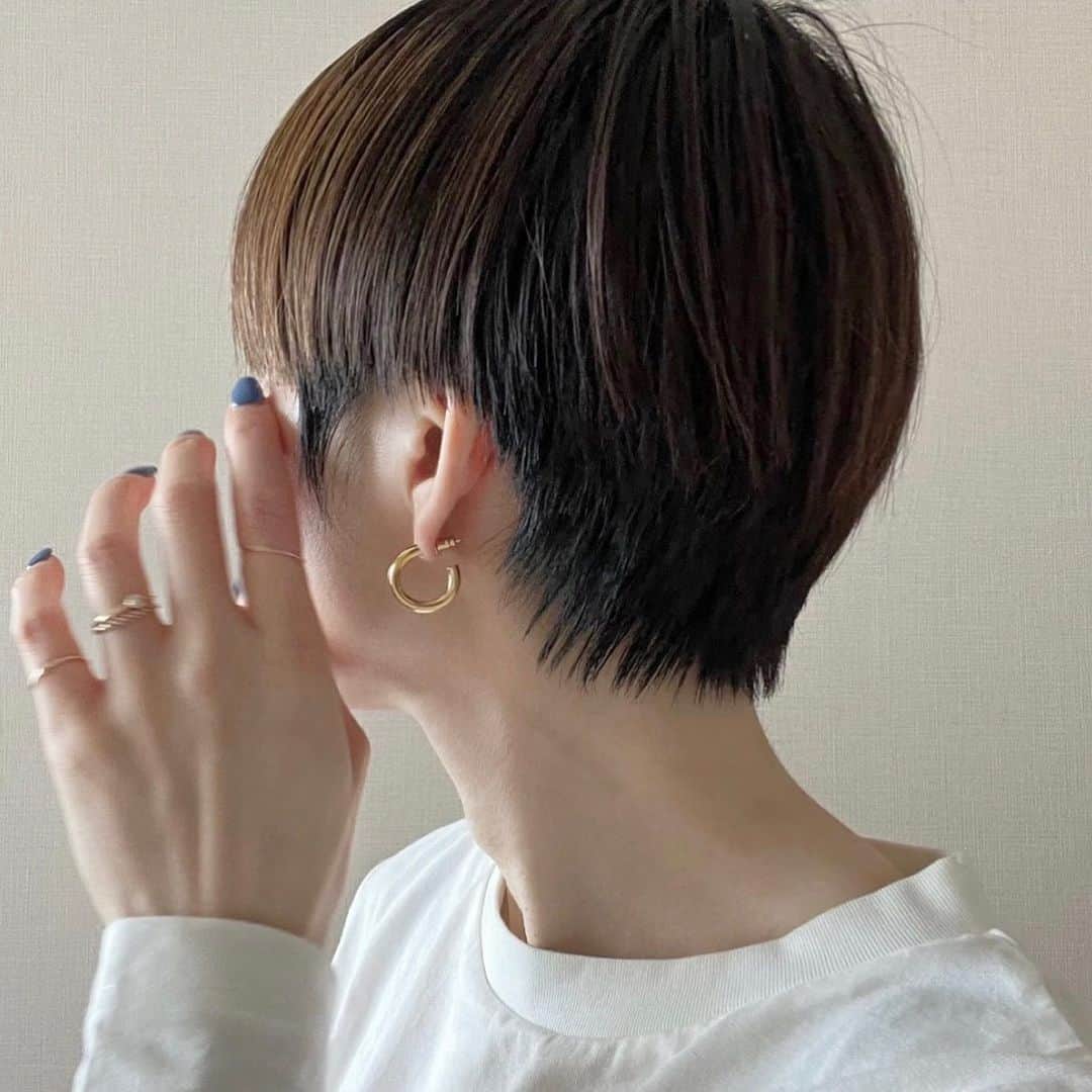 坪田めぐみのインスタグラム：「・ ✂︎後1ヶ月 だいぶ襟足や前髪が伸びてきました。 色がいい感じに落ちてきて 前髪部分と後頭部との色の差が かなりわかるようになってきて嬉しい。 切りに行こうかもう少し待つか悩みどこ。  新しいピアスを新調しました👂 @aletta_jewelry_official さんの オールドフープピアス　M ぽってりボリュームのあるフープピアスが好きで よく似た物を持っていたけど留め具が壊れてしまったので 今回はキャッチのあるタイプにしました。 ・ ・ ・ ・ ・ ・ #aletta_jewelry_official #accessory #ピアス #フープピアス #ショートヘア #マッシュショート #マッシュ #マッシュ女子 #ハンサムショート #ハンサムショート女子」