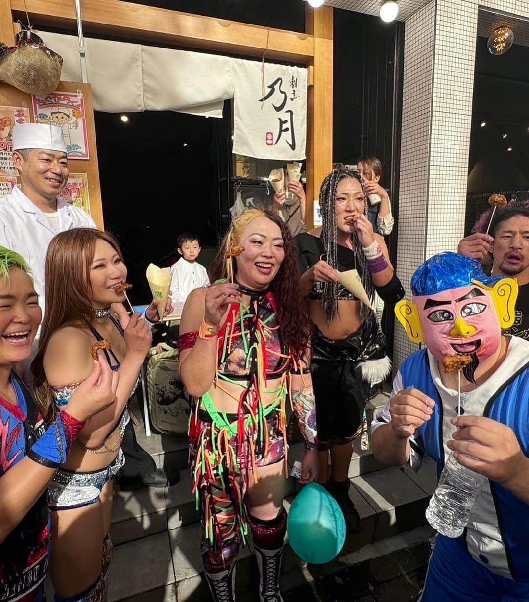 前口太尊さんのインスタグラム写真 - (前口太尊Instagram)「#関内路上プロレス ありがとうございました。 ベルト剥奪されたり、すげーありえへんくらい辛いたこ焼き食べたり締め落とされたり大変でしたが、二代目K-1王者になりました！ そして、今日の試合をもちましてパンチドランカー卒業します。 パンチドランカー歴2年今までありがとうございました！ #あー　#関内ハイカラフードフェスタ　#飯伏プロレス研究所」11月3日 19時05分 - tyson0925