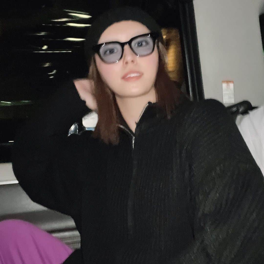 青山明香里のインスタグラム：「その指なんなんだよwww」