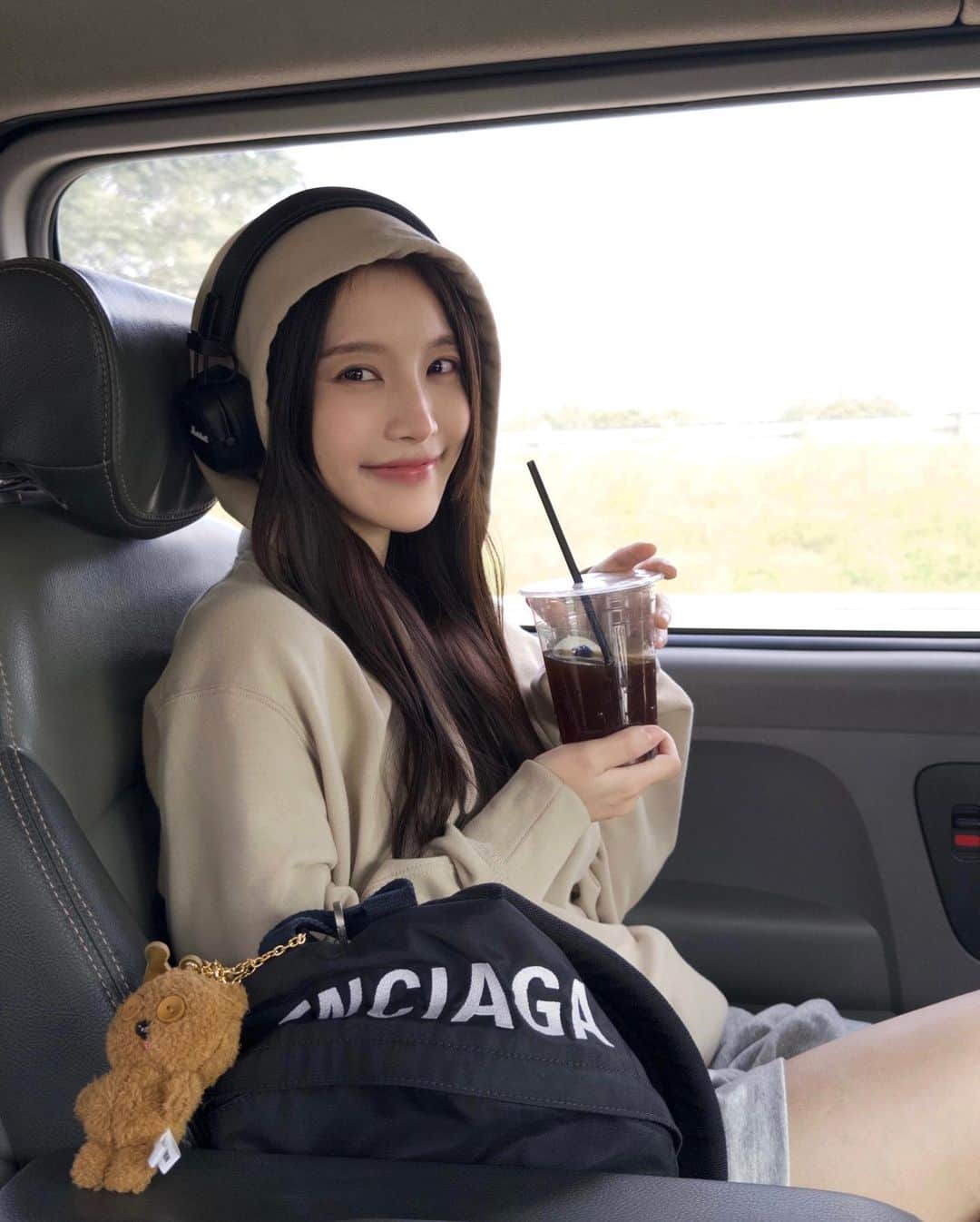 蔡瑞雪（Ruixue Tsai）のインスタグラム：「你猜我在聽什麼歌？💭  今日早早收工 藏不住的笑容😝」