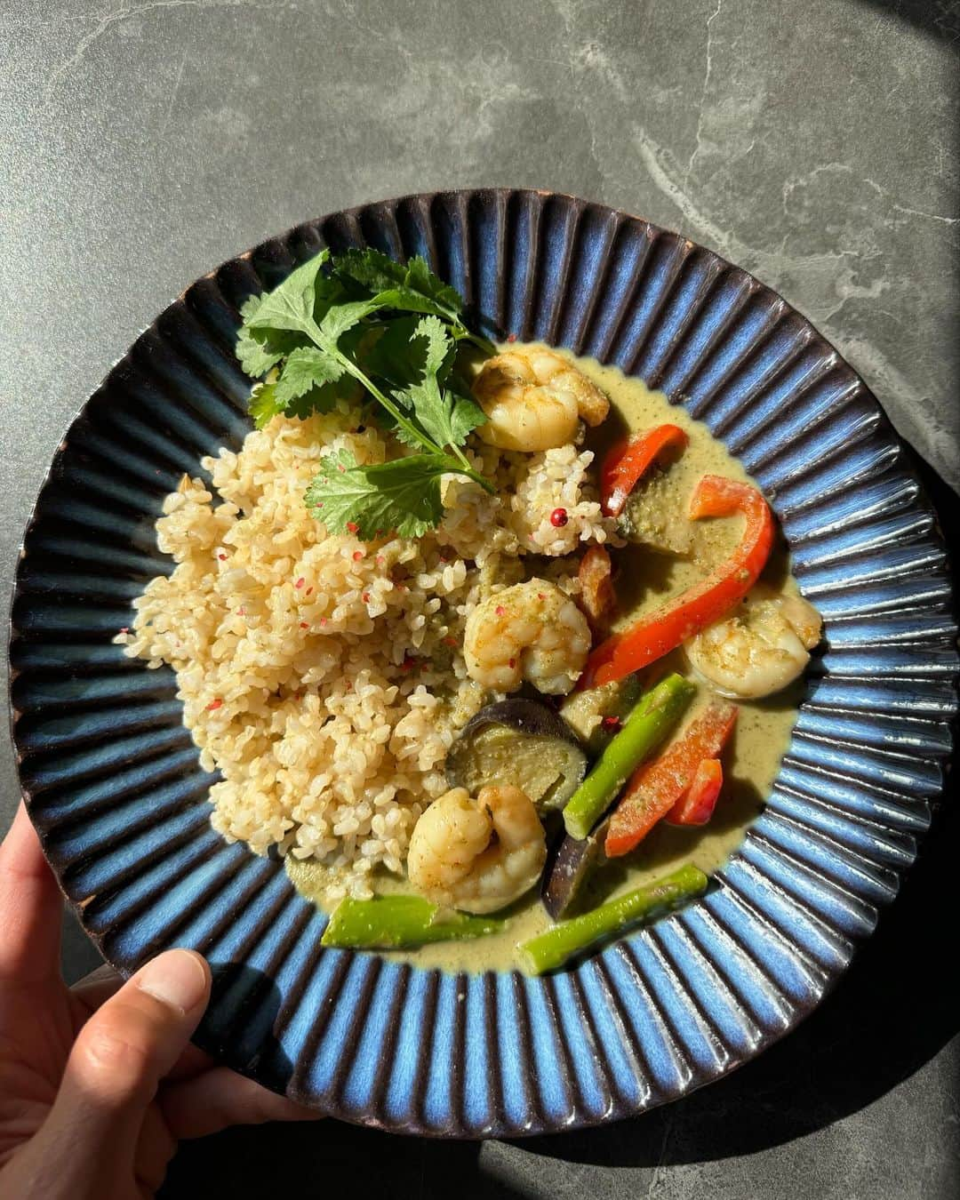 松本翔さんのインスタグラム写真 - (松本翔Instagram)「#greencurry 🇹🇭 ⁡ 一口食べた瞬間に勝ちを確定しました。手作りのペーストから作るグリーンカレーは言葉いらないぐらい美味しかった。鶏肉にしてもまた違う美味しい差あるだろうなぁ〜ちゃんとメモに残しとこ。 ⁡ 2つ隣の部屋にUber eatsした。→🍛 @_taniritsu_  ⁡ #グリーンカレー #スパイスカレー #タイ料理 #松本食堂」11月3日 18時59分 - matsumotosho444