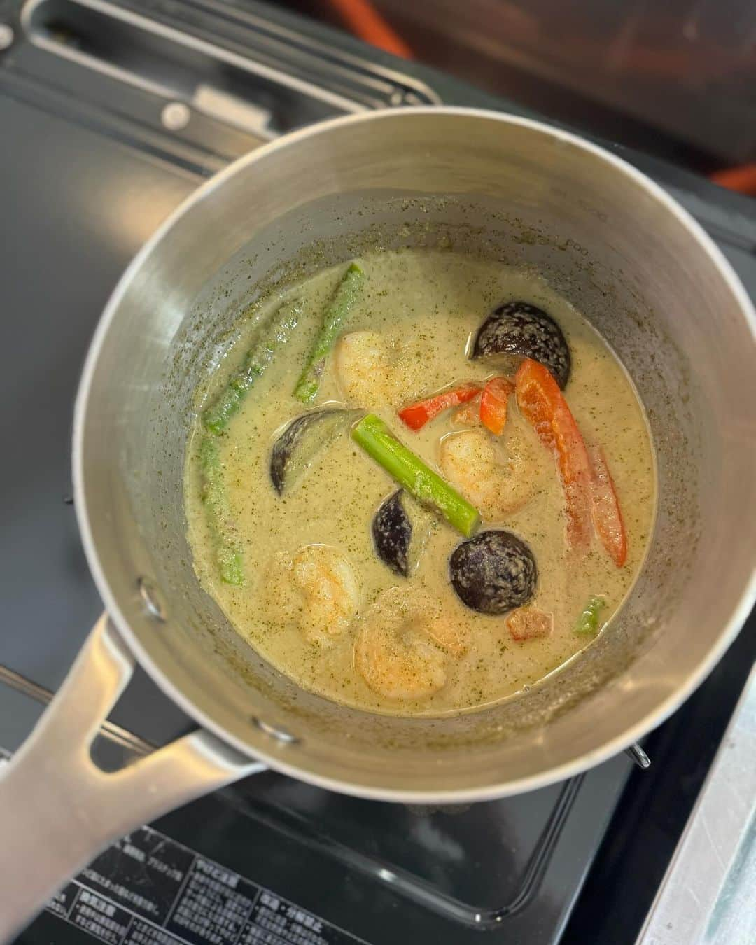 松本翔さんのインスタグラム写真 - (松本翔Instagram)「#greencurry 🇹🇭 ⁡ 一口食べた瞬間に勝ちを確定しました。手作りのペーストから作るグリーンカレーは言葉いらないぐらい美味しかった。鶏肉にしてもまた違う美味しい差あるだろうなぁ〜ちゃんとメモに残しとこ。 ⁡ 2つ隣の部屋にUber eatsした。→🍛 @_taniritsu_  ⁡ #グリーンカレー #スパイスカレー #タイ料理 #松本食堂」11月3日 18時59分 - matsumotosho444