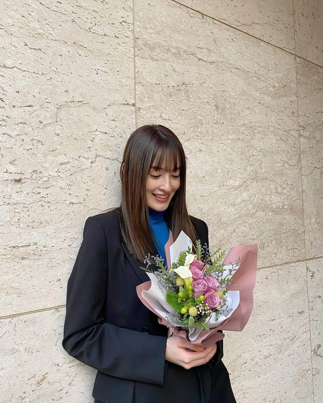宮澤成良（宮沢セイラ）のインスタグラム：「. 毎年、素敵なお花を 送ってくれてありがとう💐  年々、時間の経つ早さを感じます。。 人生あっという間に過ぎそうだから これからも 誰かのお役に立てるような生き方でありたいです!!  いつもありがとう♡  hair @hitomimohri さん🪻✨」