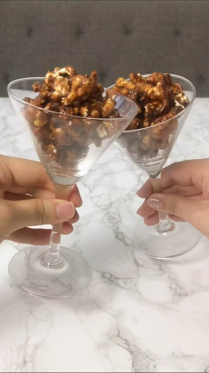 テイストメイドのインスタグラム：「あのキャンディで🍬キャラメルポップコーン🍿🎬Homemade Movie Night Caramel Popcorn  みんな大好きなキャラメルキャンディーの甘い香りと、お鍋の中で弾ける音にワクワク🛼  キャラメルがたーっぷりついた夢のようなキャラメルポップコーンの作り方を紹介🍿✨  ■材料 ポップコーンの種 100g キャラメルキャンディ 2袋(26個) バター 30g  ■作り方 1. キャラメルキャンディとバターを火にかける。 2. 1が溶けたらポップコーンの種を加えて蓋をする。 3. ポップコーンの弾ける音が止んだら火を止める。 4. くっつかないよう熱いうちにバットに広げる。 5. 器に盛ったら完成!  Ingredients:  - 100g popcorn kernels  - 2 bags (26 pieces) of caramel candy  - 30g butter  Steps: 1. Heat the caramel candy and butter on the stove. 2. Once they are melted, add the popcorn kernels and cover the pot. 3. When the popping sound of the popcorn stops, remove it from the heat. 4. Spread it out in a tray while it’s still hot to prevent it from sticking together. 5. Once it’s in a serving dish, it’s ready to enjoy!  #テイストメイド #料理 #cooking #recipe #snack #夜食 #華金 #秋レシピ #冬レシピ #レシピ  #簡単レシピ #おうちごはん #おうちカフェ #おうちスイーツ #ポップコーン #キャラメル #キャラメルポップコーン #キャンディ #ヴェルタースオリジナル  #バズレシピ #簡単レシピ #movie #movienight #映画 #cinema #caramel #caramelpopcorn #お菓子 #手作りスイーツ #おうち時間」