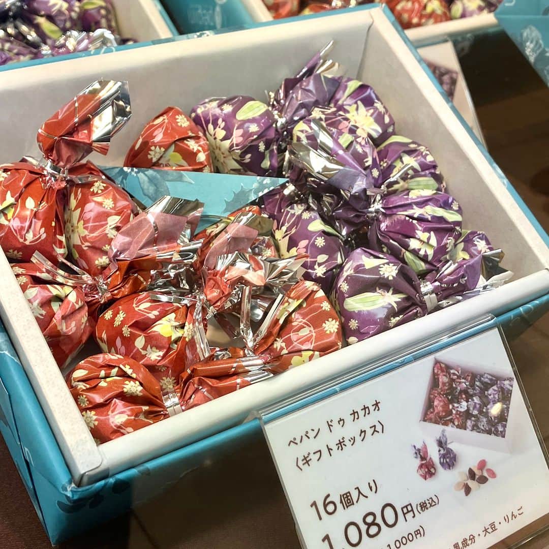daimarusapporoさんのインスタグラム写真 - (daimarusapporoInstagram)「心踊るポップチョコレート💐 地1階 ほっぺタウンから、今週の期間限定ショップをご紹介します！  💐〈#ルペパン〉 お花がデザインされたカラフルなパッケージのチョコレート。 ナッツのペーストを3種類の味のチョコレートでコーティングした、止まらない美味しさのスイーツです🥰  🌰〈#福田屋熊本和栗庵〉 秋の味覚、まだ間に合います👀！和栗を贅沢に使った和菓子がずらりと集合しました。 しっとり、ほろりとした食感と濃厚な香りが楽しめます。  🍫〈#ヴィタメール〉 人気のチョコレートサブレ「マカダミア・ショコラ」や華やかな焼き菓子の詰め合わせが登場！ 冬の始まりを感じる、甘くて幸せいっぱいなスイーツです。  今週も気になるスイーツがいっぱい。ぜひ店頭でご覧ください！  ※すべて11/7(火)まで  #大丸札幌 #札幌スイーツ #sapporoswwwts #チョコレート #手土産スイーツ #栗スイーツ #お取り寄せスイーツ #自分へのご褒美 #おやつ時間」11月3日 19時00分 - daimarusapporo