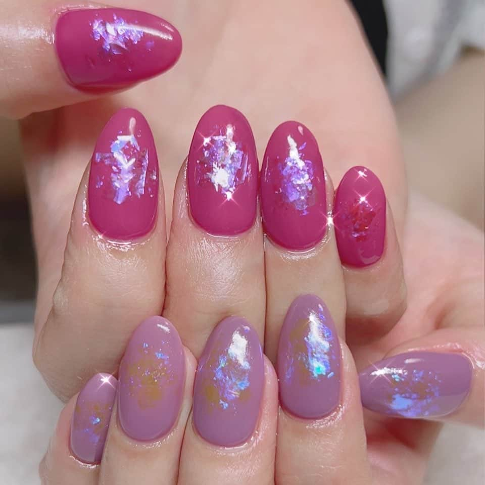 ゆめっちのインスタグラム：「おネイル更新💅 #ゆめっちネイル #ジェルネイル #載せてなかったネイルシリーズ  #自爪 #地爪 #モーヴピンク  #モーヴパープル #ホログラムネイル  #大越さゆりせんせ　 #えちかわ」