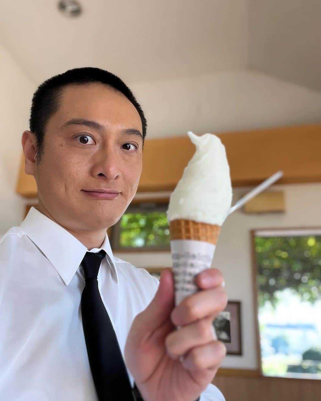 JP（ものまねタレント）さんのインスタグラム写真 - (JP（ものまねタレント）Instagram)「たまたま入ったソフトクリーム屋さん🍦  仕事のご依頼はインスタのDMでお問合せください。  Twitterアカウント→　#jpmaesaka Twitterアカウントポケモン→#jp_pkmn YouTubeチャンネル→#モノマネモンスターJP TikTok→#monomamejp #🐮 #🍦 #🍨 #トクメイ  #ものまね代行世代 #ワイドナショー #JPさん #松本人志 #浜田雅功 #ダウンタウン #ものまね芸人 #松本人志ものまね #研音 #川島明ものまね #ラヴィット #滋賀芸人 #農業高校出身 #すべらない話 #IPPONグランプリ #ダウンタウンDX #どどどどっとJP #おはスタポケモン部 #ポケモン #しゃべくり007」11月3日 19時00分 - metamonjp
