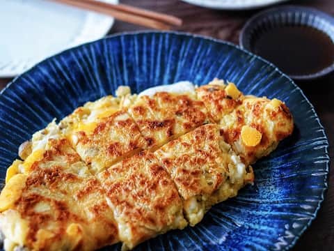 ヤマサ醤油株式会社さんのインスタグラム写真 - (ヤマサ醤油株式会社Instagram)「「きのこの餅チーズサンドチヂミ」 https://recipe.yamasa.com/recipes/5373 今日のレシピは #奥田和美（#たっきーママ）さん！@kazumiokuda  きのこの旨みたっぷりな生地に餅とチーズを挟んで濃厚になったチヂミには、柑橘系でさっぱりした「ヤマサ昆布ぽん酢」が相性抜群！満足感が高く上品な味わいなので、子どもから大人まで楽しんでいただけます。   #昆布ぽん酢 #自炊 #happyrecipe #foodphotography #ヤマサ #instapic #instagood #ハッピーレシピ部 #delish #instadaily #在宅楽飯 #soysauce #人気 #jp #テレワーク飯 #instafood #yamasa #おうちごはん #レシピ #ランチ #簡単 #recipe #photooftheday #昼ごはん #yummy #時短メニュー #定番」11月3日 19時00分 - yamasa_soy_sauce