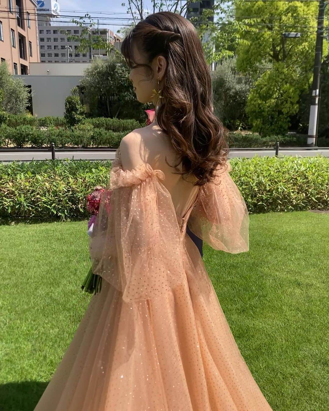 みんなのウェディングさんのインスタグラム写真 - (みんなのウェディングInstagram)「. . ˗ˏˋ Color Dress...♡ ˎˊ˗ . こんばんは🌙みんなのウェディングです☺️ ⁡ 本日は、絶大な人気を誇る素敵なカラー♡ #テラコッタドレス &オレンジドレス特集をお届け👗  ……………………………………………………………………  ˗ˏˋ #みんなのウェディング でpostしよう🤍 ˎˊ˗  上記を付けて投稿するとこのアカウントで紹介されるかも…🕊️ ぜひ皆さまのとっても素敵なお写真、お待ちしてます✨  ……………………………………………………………………  みんなのウェディングでも注目の高い テラコッタやオレンジのドレスは会場が華やかに◎  ナチュラルなガーデンウェディングにも 濃いカラーでシックに大人っぽくも！ かわいいデザインをぜひご覧ください♥  ⁡♡-----Special Thanks-----♡ @wd_hrchan さま @lilychan__wd さま @runa__0828 さま @610_wd さま @na_wd0423 さま @hkr.com___ さま  -------------------------------------------- 🌷結婚式準備に役立つ情報を更新中 　@minnano_wedding 🔗をcheck🕊️ ・ 🌷結婚式準備のお悩みや式場＆ドレスの予約相談は 《みんなのウェディング相談デスク》へ🕊️ ・ 🌷結婚式場の口コミ・本物の費用明細は 《みんなのウェディング》結婚式場検索へ🕊️ --------------------------------------------  #ベージュドレス #カラードレス #グリーンドレス #お色直しドレス #ドレス迷子 #ドレス探し #ナチュラルウェディング #ガーデンウェディング #ドレス選び #ドレス試着　 #カラードレス試着 #カラードレス選び #colordress #ドレス試着レポ #2024春婚 #2024夏婚 #2024秋婚 #2024冬婚 #結婚式準備 #プレ花嫁 #プレ花 #プレ花嫁さんと繋がりたい」11月3日 19時00分 - minnano_wedding