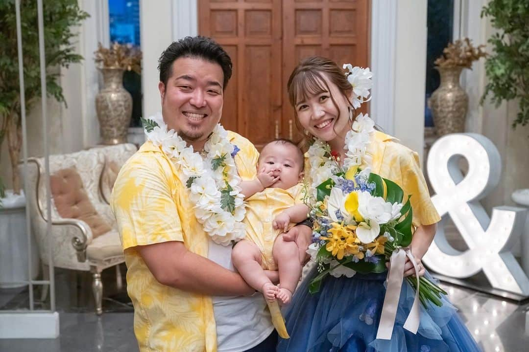 アートグレイスウエディングコースト大阪のインスタグラム：「Thema wedding🌺  おふたりのテーマは 「ALOHA！！！」  アートグレイスウエディングコーストのロケーションを 最大に活かしたリゾートウエディング🌴 お色直し入場で新郎新婦はアロハシャツを ゲストの皆様そしてスタッフはお花のレイをつけて パーティー会場もおふたりのテーマに合わせてお色直し✨  アートグレイスウエディングコーストでは 世界で唯一無二、おふたりだけの オリジナルウエディングをプロデュースします🌻  ＿＿＿＿＿＿＿＿＿＿＿＿＿＿＿＿＿＿＿＿＿＿＿＿  ▼ブライダルフェアのご予約はTOPページURL もしくはDMより、ベストレート保証でご案内いたします  @art_grace_wedding_coast  ＿＿＿＿＿＿＿＿＿＿＿＿＿＿＿＿＿＿＿＿＿＿＿＿  #テーマウエディング#オリジナルウエディング #プリンセスウエディング#ウエディングフォト#結婚式 #アートグレイスウエディングコースト #アートグレイスウエディングコースト大阪#大阪結婚式場 #ゼクシィ#ハナユメ#プレ花#関西花嫁#結婚式写真#大阪花嫁 #ブライダルフェア#ブライダルフォト」