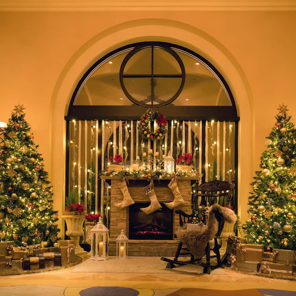 ホテル日航アリビラ 公式Instagramさんのインスタグラム写真 - (ホテル日航アリビラ 公式InstagramInstagram)「. ＼アリビラのクリスマスシーズン🎄特別な装飾やサンタクロースからのプレゼントも🎁／  ホテル日航アリビラのクリスマスシーズンが今年もやってきました！ 先日から始まったパティオのイルミネーションを皮切りに、ホテル全体がクリスマス感あふれるロマンチックな雰囲気に包まれます✨  11月15日（水）から12月25日（月）までは、イルミネーションで彩られたパティオに高さ6mのアリビラツリーが登場し、館内レストランやロビーが美しいクリスマスデコレーションで飾り付けられます🎄  ロビーの装飾は“別荘のリビング”をイメージ。冬のホリデーシーズンを静かな別荘のリビングでくつろぐように、一歩足を踏み入れた瞬間からあたたかな空間がクリスマス気分を盛り上げてくれます。  また、12月23日（土）から12月25日（月）までのクリスマスムードが最高潮に達する3日間は、ロビーやレストラン前にて生演奏でお客様をお迎えし、クリスマスディナーを彩ります。 ワクワクする気持ちでロビーのクリスマスデコレーションの前に向かえば、陽気なアリビラサンタクロースに出会えるかも！ ご一緒に記念撮影をお楽しみいただけます🎅  さらに、事前に予約受付専用サイトでクリスマスプレゼントをお預けいただくと、12月23日（土）から12月25日（月）の夜に、サンタクロースがご宿泊のお部屋へお預かりしたプレゼントをお届けします💝  アリビラでどんなクリスマスを迎えてみたいですか？ 思い思いの素敵な過ごし方をぜひコメントで教えてください🗣  🎄アリビラツリー🎄 【期間】2023年11月15日（水）～12月25日（月） 【点灯】日没～24:00 【場所】パティオ（中庭） 【料金】観覧無料  🎄クリスマスデコレーション🎄 【期間】2023年11月15日（水）～12月25日（月） 【場所】ロビー、ブラッスリー「ベルデマール」、カジュアルブッフェ「ハナハナ」、ラウンジ「アリアカラ」 【料金】観覧無料  🎼ウェルカムミュージック🎼 【期間】2023年12月23日（土）～12月25日（月） 【時間】16:00～、17:00～、18:00～（各30分間） ※演奏時間は変更になる場合がございます。 【場所】ロビー 【料金】観覧無料  🎼レストランディナーミュージック🎼 【期間】2023年12月23日（土）～12月25日（月） 【時間】18:30～、19:30～、20:30～ ※演奏時間は変更になる場合がございます。 【場所】ガーデンフロア レストラン前（ハナハナ・佐和前の噴水） 【料金】観覧無料  🎅アリビラサンタ🎅 【期間】2023年12月23日（土）～12月25日（月） 【時間】19:00～22:00 ※常駐ではございません。 【場所】ロビー（中央ソファ） 【料金】参加無料  🎁サンタのプレゼントデリバリー🎁 【実施期間】2023年12月23日（土）～12月25日（月） 【時間】19:00～22:00 【予約期間】予約受付専用サイトにて11月15日～（予定） 【場所】ご宿泊のお部屋 【料金】参加無料 ※定員に達ししだい受付終了となります。 ※サンタはお部屋へは入室いたしません。お部屋入口でのプレゼントのお渡しとなります。  🔎詳しくはこちら👀 https://www.alivila.co.jp/topics/6486/  #ホテル日航アリビラ #アリビラ #リゾート #沖縄リゾートホテル #アリビラブルー #アリビラ時間 #ニライビーチ #沖縄 #沖縄旅行 #沖縄観光 #沖縄絶景 #女子旅 #沖縄ホテル #オーシャンビューホテル #読谷 #読谷村 #沖縄プール #記念日旅行 #誕生日旅行 #カップル旅行 #夫婦旅行 #イルミネーション #クリスマス #クリスマスツリー #サンタクロース #プレゼント #期間限定」11月3日 19時00分 - hotelnikkoalivila