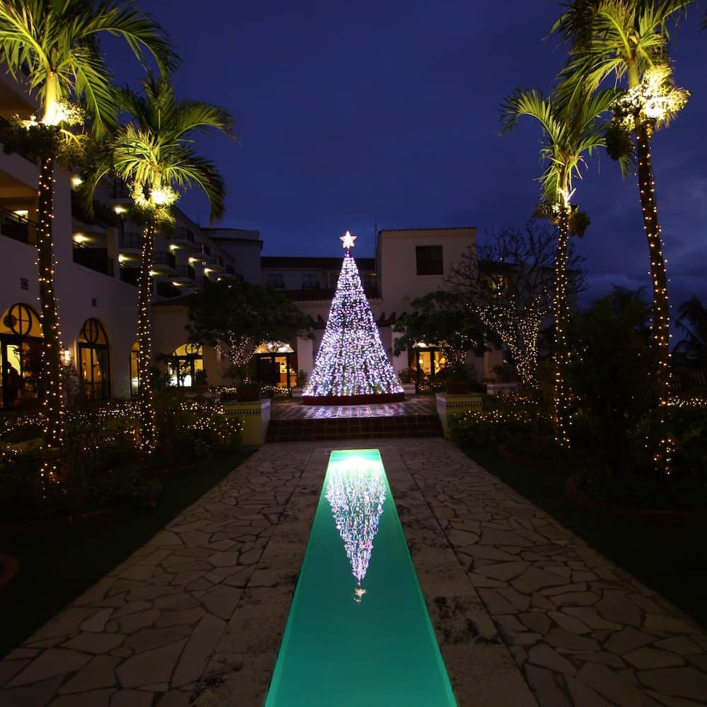 ホテル日航アリビラ 公式Instagramさんのインスタグラム写真 - (ホテル日航アリビラ 公式InstagramInstagram)「. ＼アリビラのクリスマスシーズン🎄特別な装飾やサンタクロースからのプレゼントも🎁／  ホテル日航アリビラのクリスマスシーズンが今年もやってきました！ 先日から始まったパティオのイルミネーションを皮切りに、ホテル全体がクリスマス感あふれるロマンチックな雰囲気に包まれます✨  11月15日（水）から12月25日（月）までは、イルミネーションで彩られたパティオに高さ6mのアリビラツリーが登場し、館内レストランやロビーが美しいクリスマスデコレーションで飾り付けられます🎄  ロビーの装飾は“別荘のリビング”をイメージ。冬のホリデーシーズンを静かな別荘のリビングでくつろぐように、一歩足を踏み入れた瞬間からあたたかな空間がクリスマス気分を盛り上げてくれます。  また、12月23日（土）から12月25日（月）までのクリスマスムードが最高潮に達する3日間は、ロビーやレストラン前にて生演奏でお客様をお迎えし、クリスマスディナーを彩ります。 ワクワクする気持ちでロビーのクリスマスデコレーションの前に向かえば、陽気なアリビラサンタクロースに出会えるかも！ ご一緒に記念撮影をお楽しみいただけます🎅  さらに、事前に予約受付専用サイトでクリスマスプレゼントをお預けいただくと、12月23日（土）から12月25日（月）の夜に、サンタクロースがご宿泊のお部屋へお預かりしたプレゼントをお届けします💝  アリビラでどんなクリスマスを迎えてみたいですか？ 思い思いの素敵な過ごし方をぜひコメントで教えてください🗣  🎄アリビラツリー🎄 【期間】2023年11月15日（水）～12月25日（月） 【点灯】日没～24:00 【場所】パティオ（中庭） 【料金】観覧無料  🎄クリスマスデコレーション🎄 【期間】2023年11月15日（水）～12月25日（月） 【場所】ロビー、ブラッスリー「ベルデマール」、カジュアルブッフェ「ハナハナ」、ラウンジ「アリアカラ」 【料金】観覧無料  🎼ウェルカムミュージック🎼 【期間】2023年12月23日（土）～12月25日（月） 【時間】16:00～、17:00～、18:00～（各30分間） ※演奏時間は変更になる場合がございます。 【場所】ロビー 【料金】観覧無料  🎼レストランディナーミュージック🎼 【期間】2023年12月23日（土）～12月25日（月） 【時間】18:30～、19:30～、20:30～ ※演奏時間は変更になる場合がございます。 【場所】ガーデンフロア レストラン前（ハナハナ・佐和前の噴水） 【料金】観覧無料  🎅アリビラサンタ🎅 【期間】2023年12月23日（土）～12月25日（月） 【時間】19:00～22:00 ※常駐ではございません。 【場所】ロビー（中央ソファ） 【料金】参加無料  🎁サンタのプレゼントデリバリー🎁 【実施期間】2023年12月23日（土）～12月25日（月） 【時間】19:00～22:00 【予約期間】予約受付専用サイトにて11月15日～（予定） 【場所】ご宿泊のお部屋 【料金】参加無料 ※定員に達ししだい受付終了となります。 ※サンタはお部屋へは入室いたしません。お部屋入口でのプレゼントのお渡しとなります。  🔎詳しくはこちら👀 https://www.alivila.co.jp/topics/6486/  #ホテル日航アリビラ #アリビラ #リゾート #沖縄リゾートホテル #アリビラブルー #アリビラ時間 #ニライビーチ #沖縄 #沖縄旅行 #沖縄観光 #沖縄絶景 #女子旅 #沖縄ホテル #オーシャンビューホテル #読谷 #読谷村 #沖縄プール #記念日旅行 #誕生日旅行 #カップル旅行 #夫婦旅行 #イルミネーション #クリスマス #クリスマスツリー #サンタクロース #プレゼント #期間限定」11月3日 19時00分 - hotelnikkoalivila